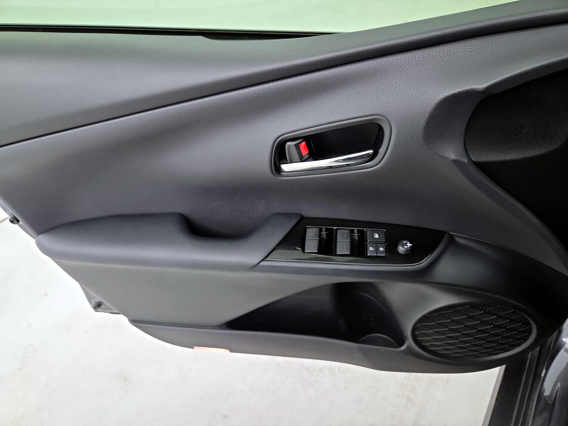 Thumbnail: 2019 Toyota Prius - 12