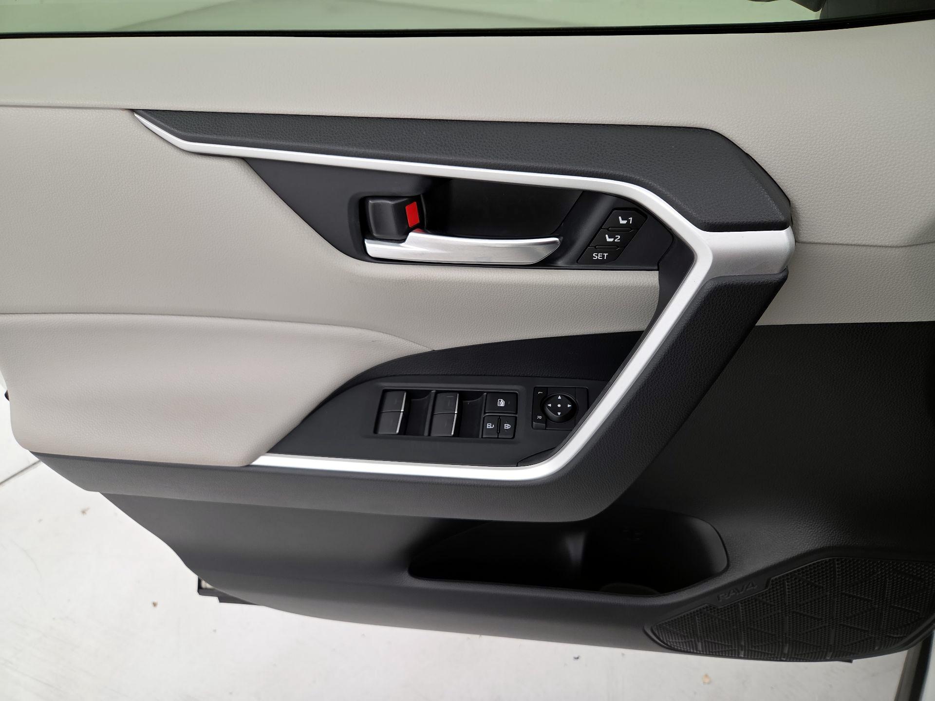 Thumbnail: 2022 Toyota RAV4 - 12