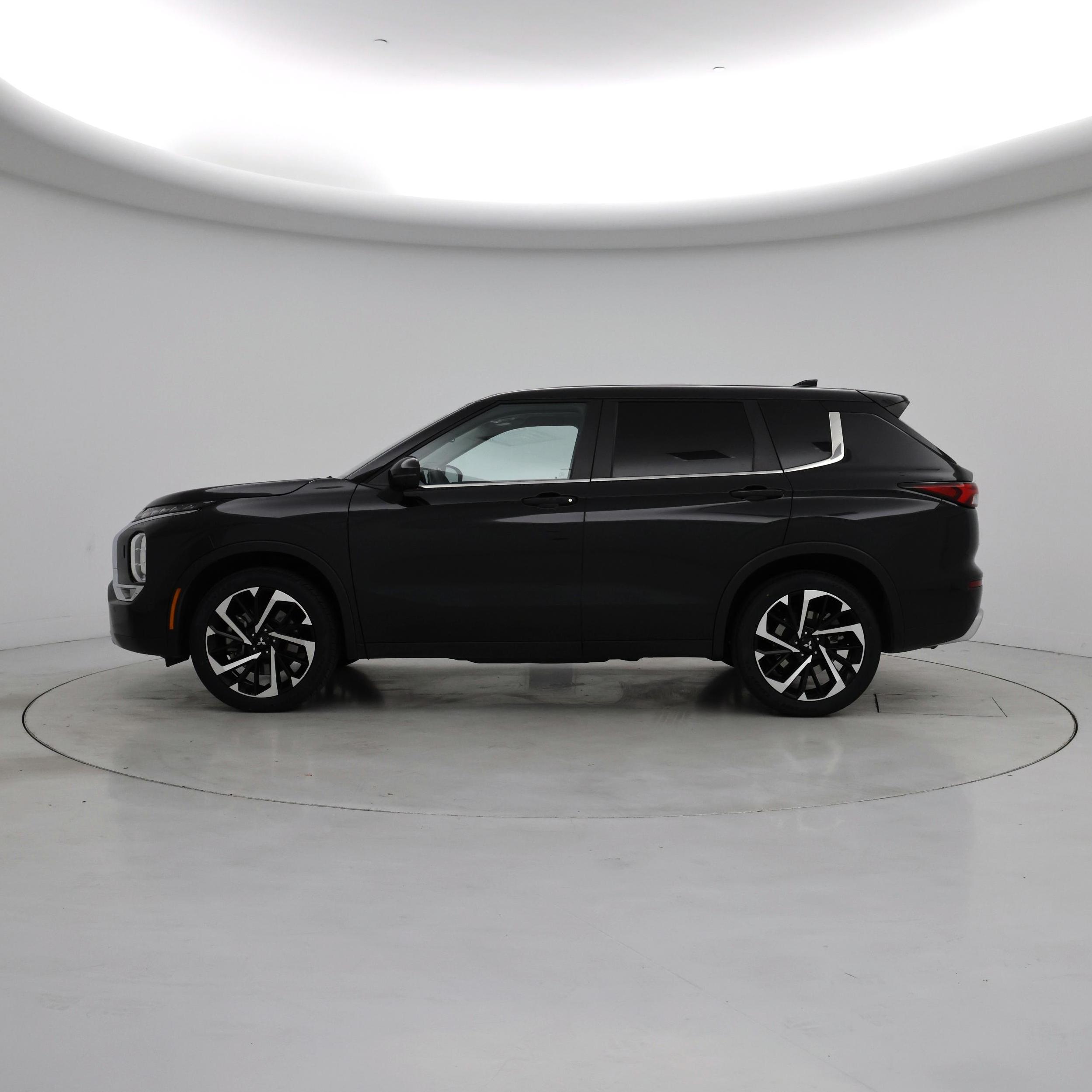 Thumbnail: 2024 Mitsubishi Outlander - 3