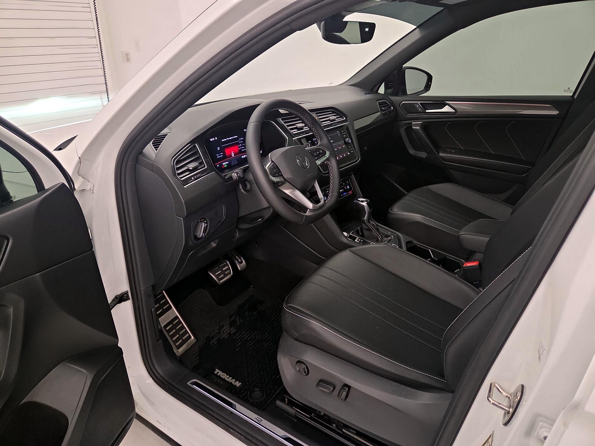 Thumbnail: 2023 Volkswagen Tiguan - 11