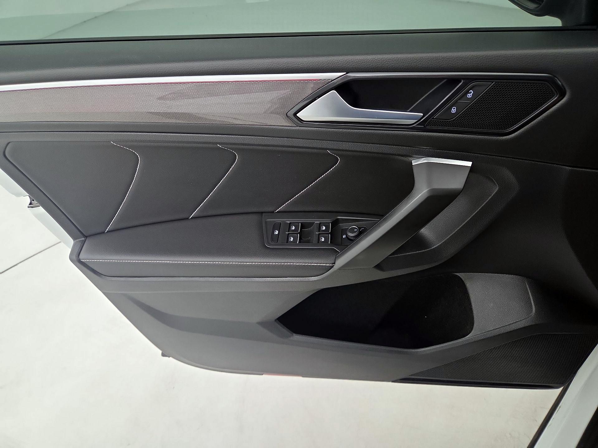 Thumbnail: 2023 Volkswagen Tiguan - 12