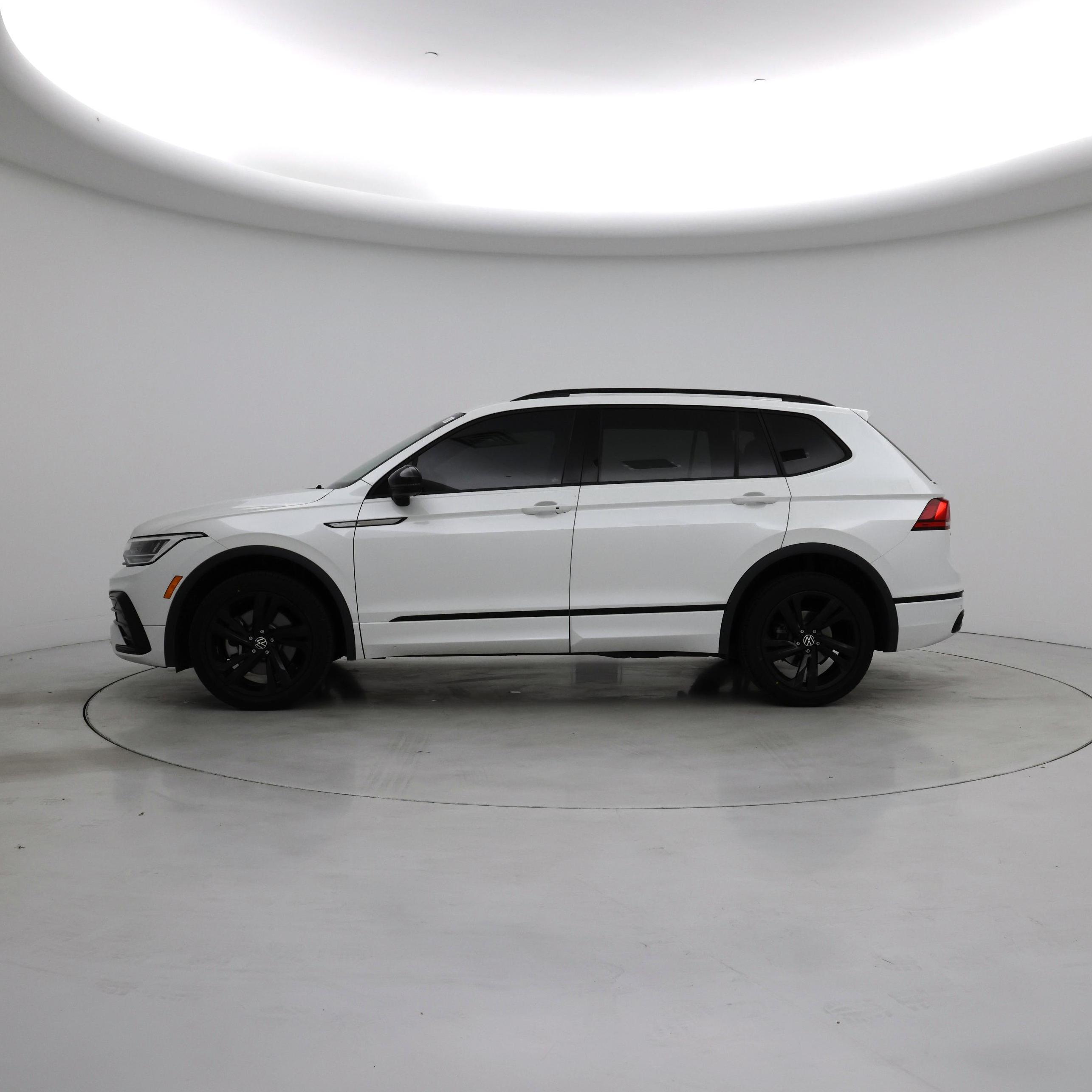 Thumbnail: 2023 Volkswagen Tiguan - 3