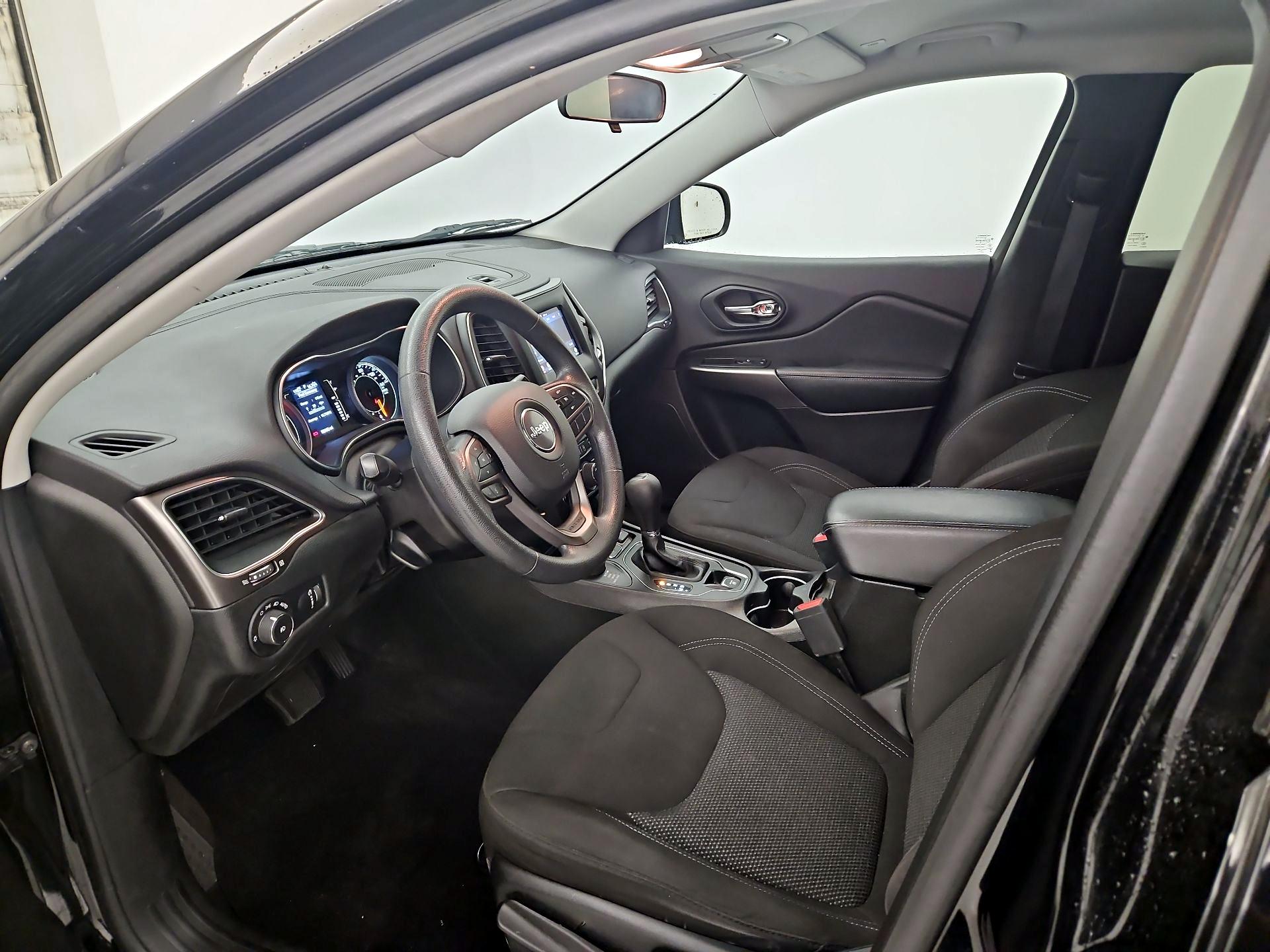 Thumbnail: 2019 Jeep Cherokee - 11
