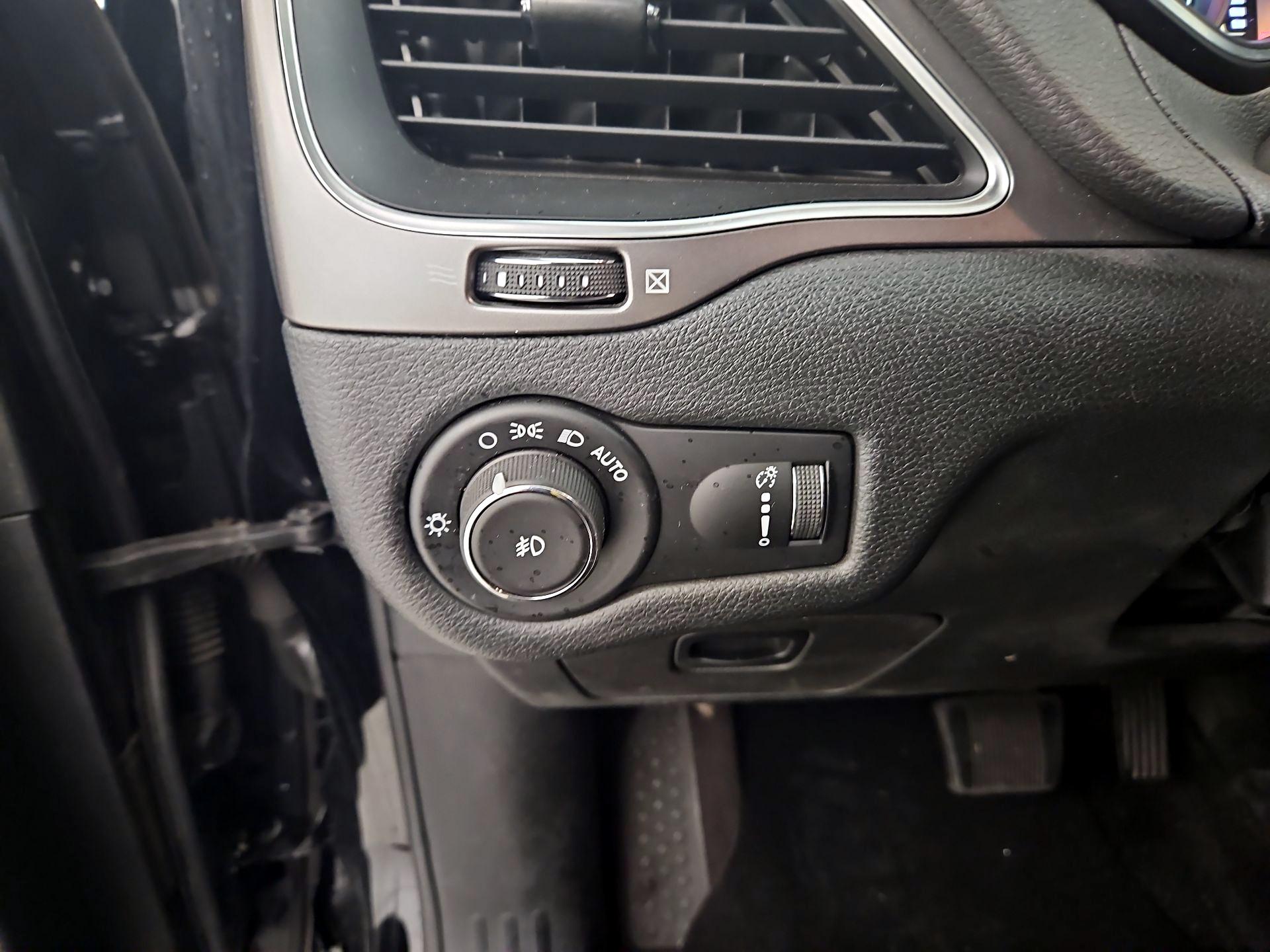 Thumbnail: 2019 Jeep Cherokee - 13
