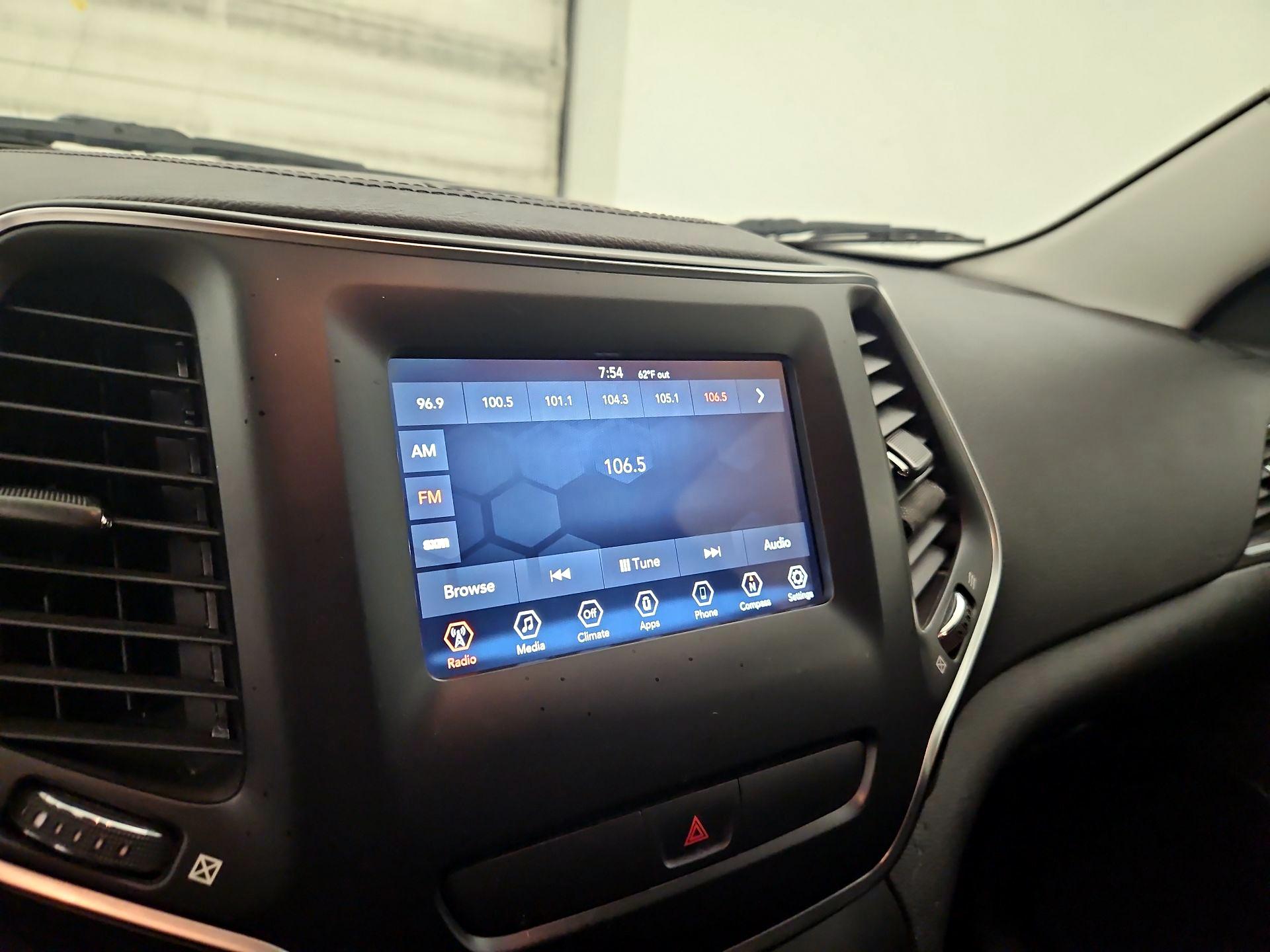 Thumbnail: 2019 Jeep Cherokee - 15