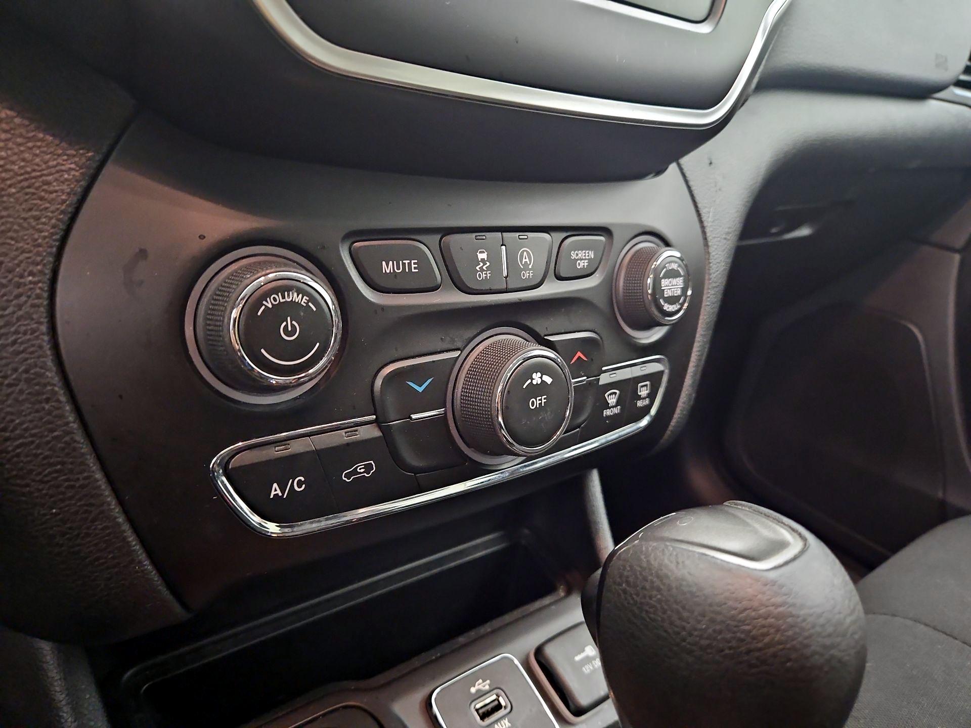 Thumbnail: 2019 Jeep Cherokee - 16
