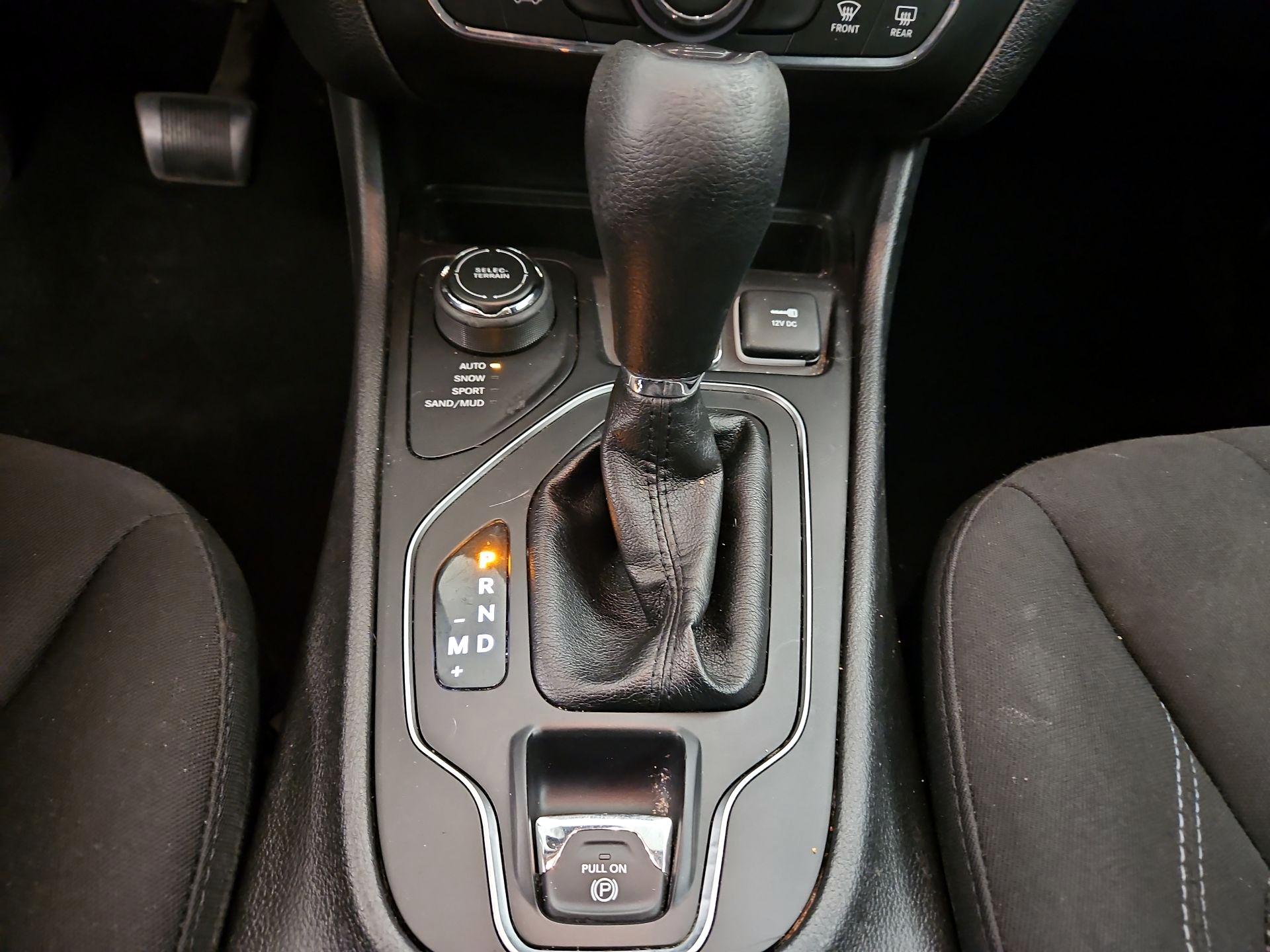 Thumbnail: 2019 Jeep Cherokee - 17