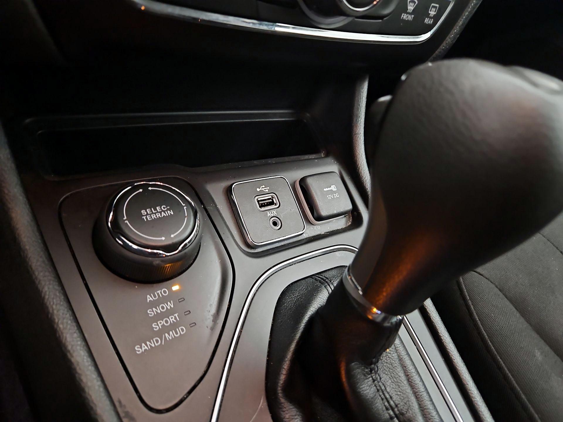 Thumbnail: 2019 Jeep Cherokee - 18