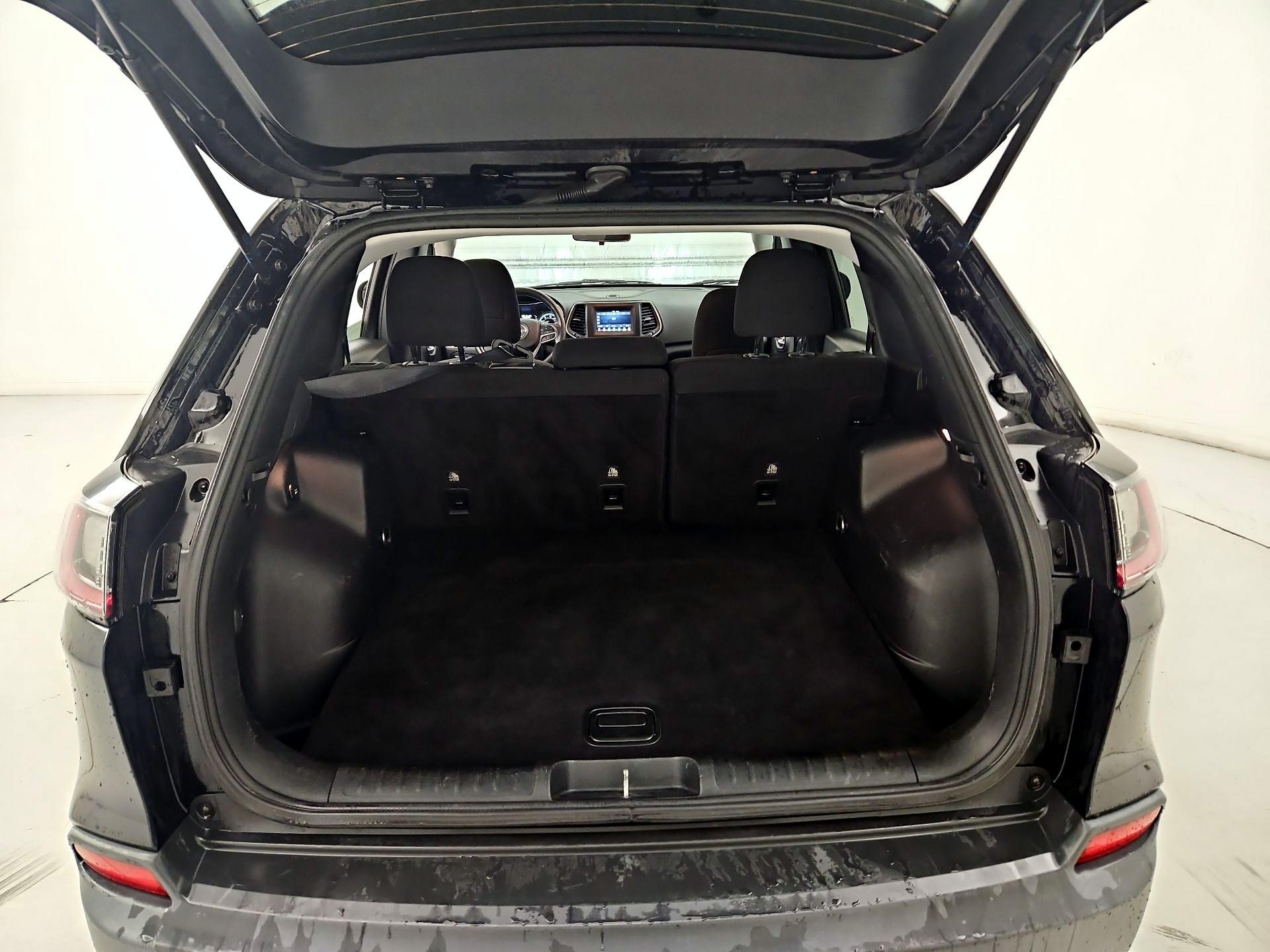 Thumbnail: 2019 Jeep Cherokee - 20