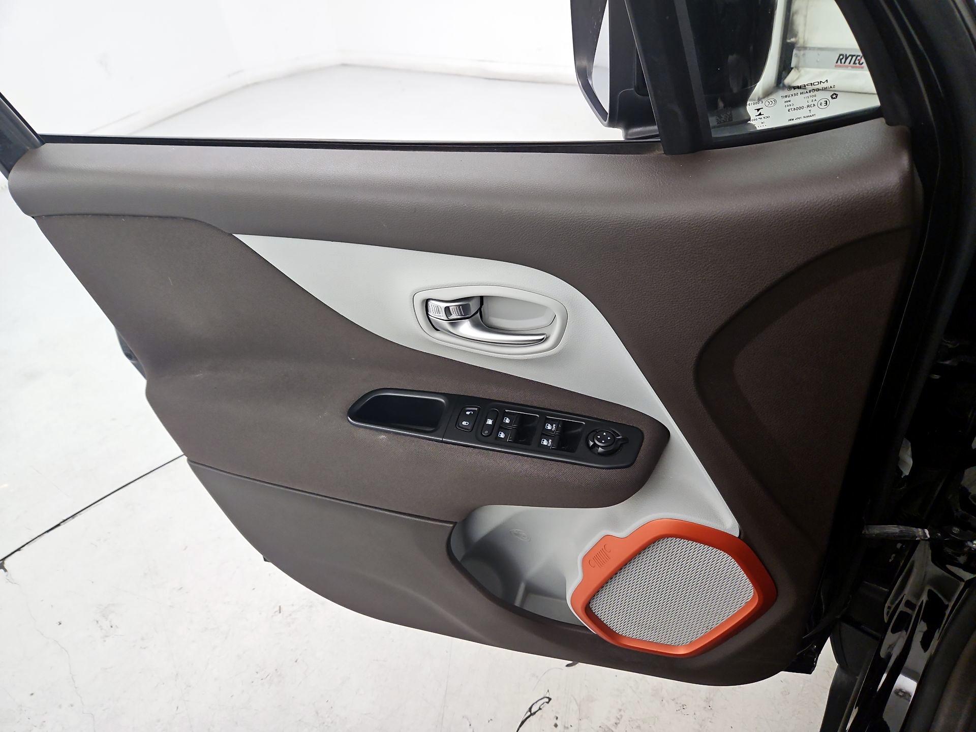 Thumbnail: 2015 Jeep Renegade - 12
