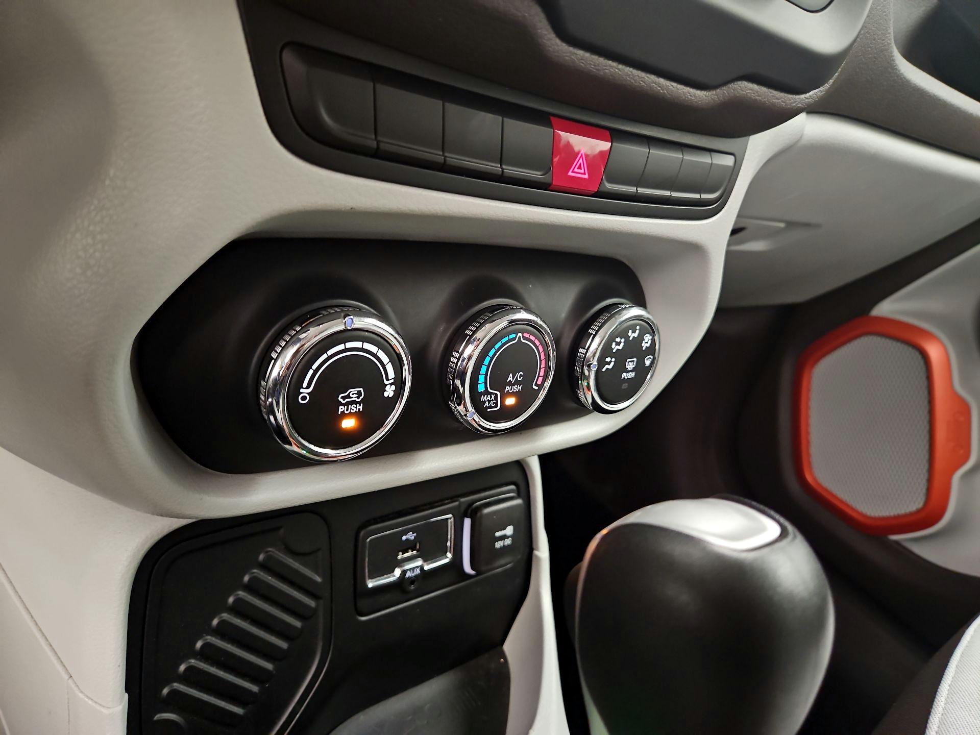 Thumbnail: 2015 Jeep Renegade - 15