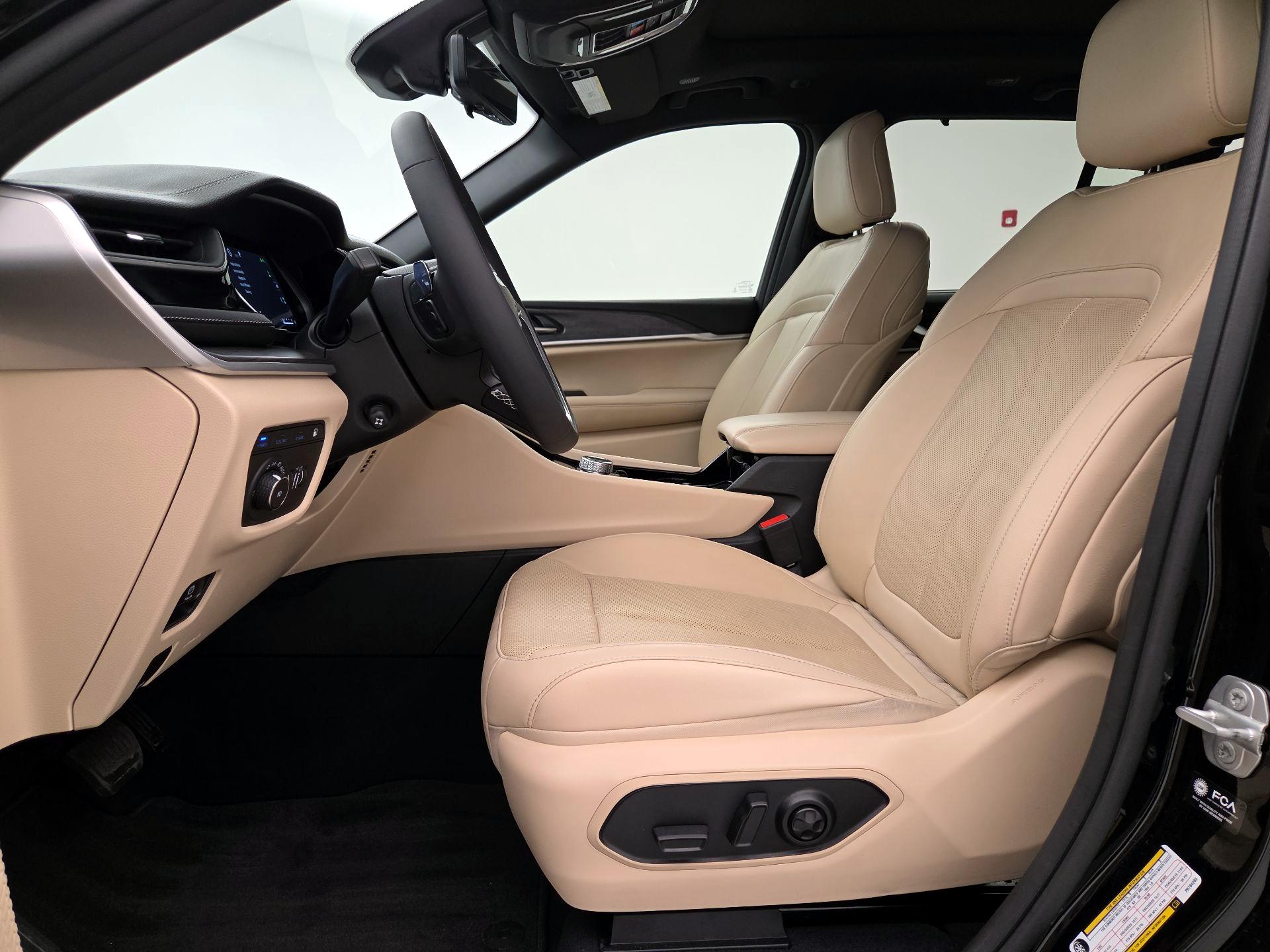 Thumbnail: 2023 Jeep Grand Cherokee - 11