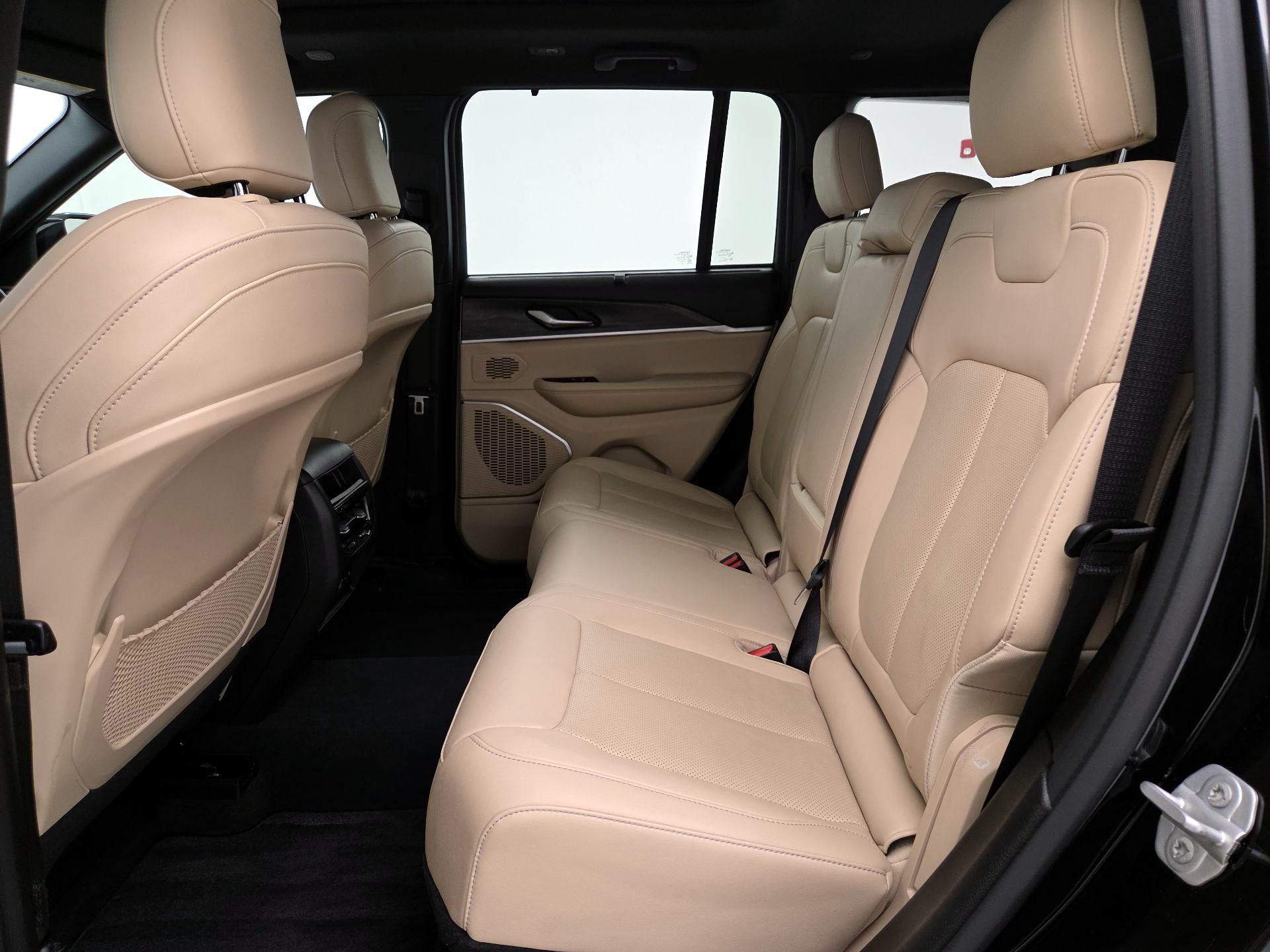 Thumbnail: 2023 Jeep Grand Cherokee - 20