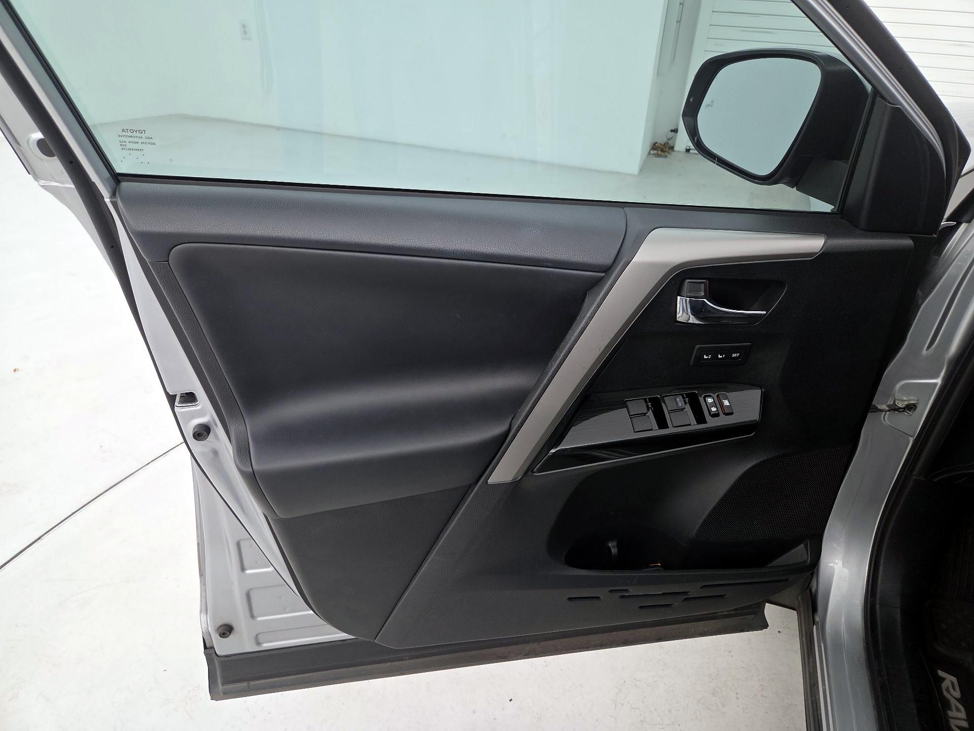 Thumbnail: 2016 Toyota RAV4 - 12