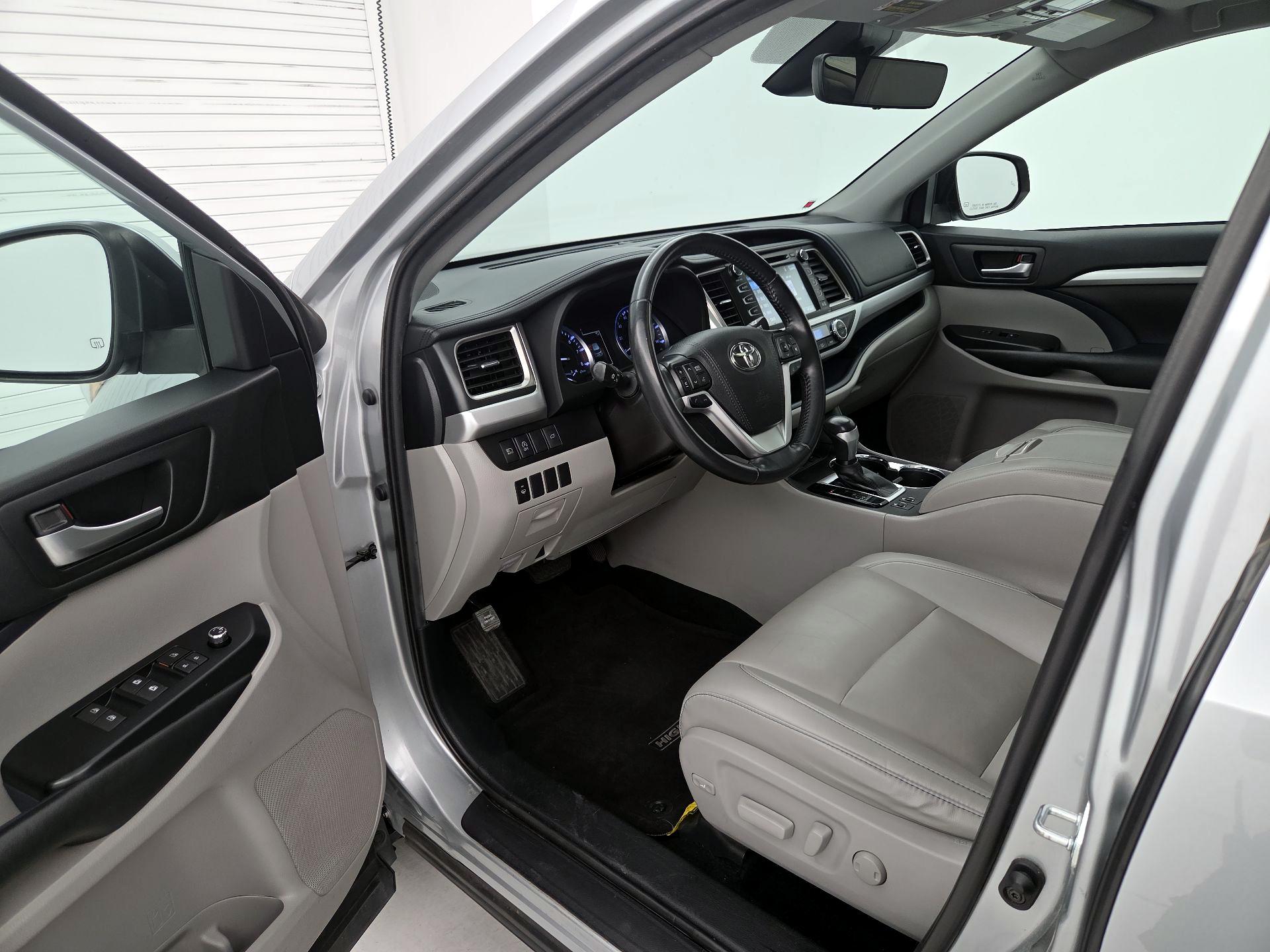 Thumbnail: 2019 Toyota Highlander - 11