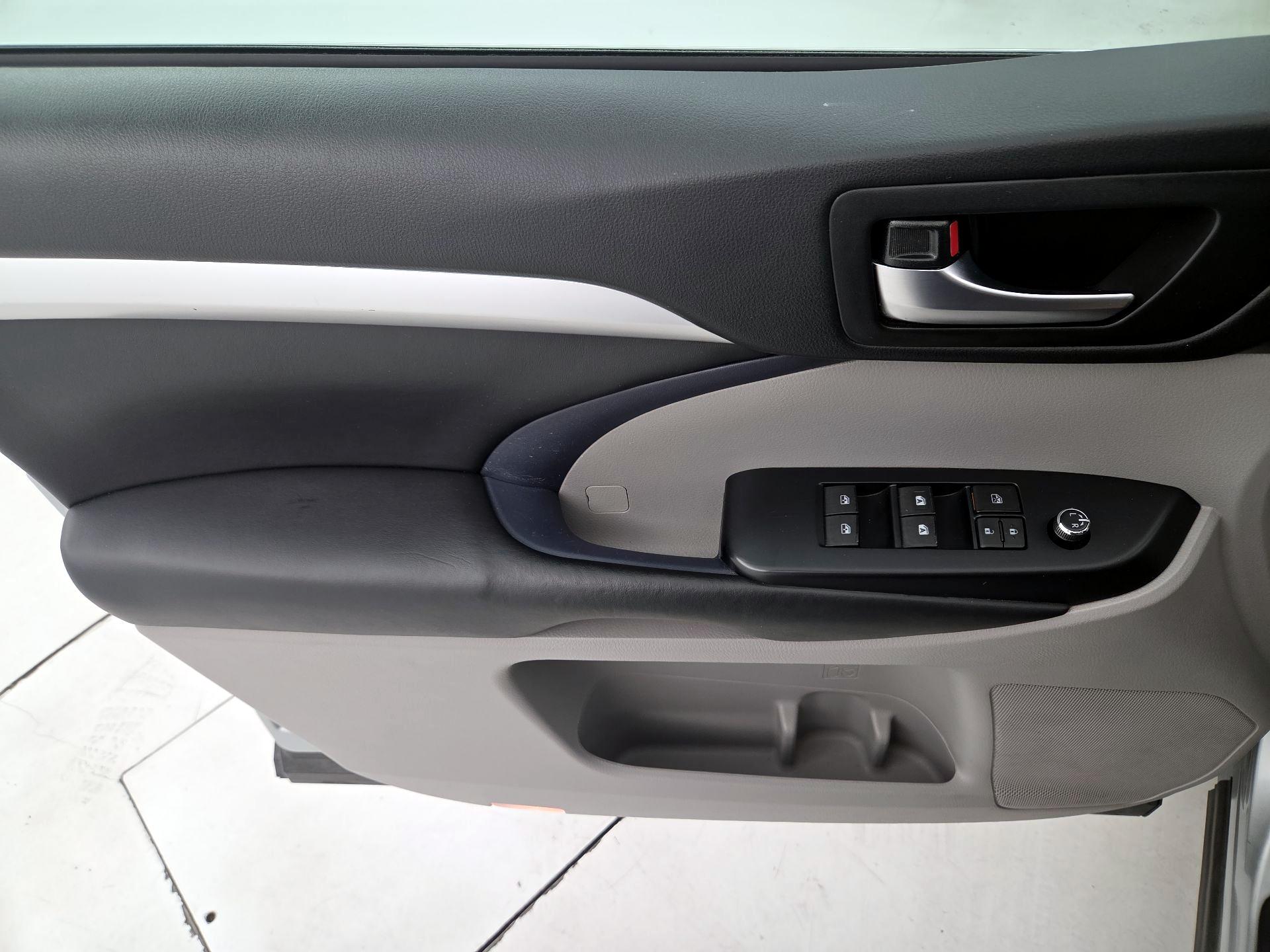 Thumbnail: 2019 Toyota Highlander - 12