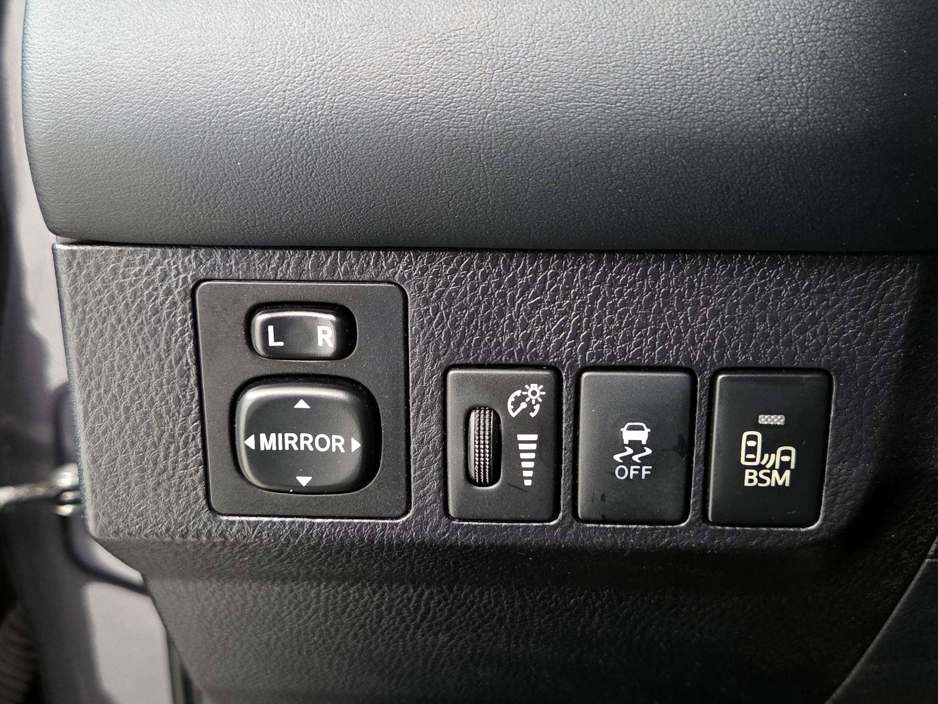 Thumbnail: 2015 Toyota RAV4 - 13