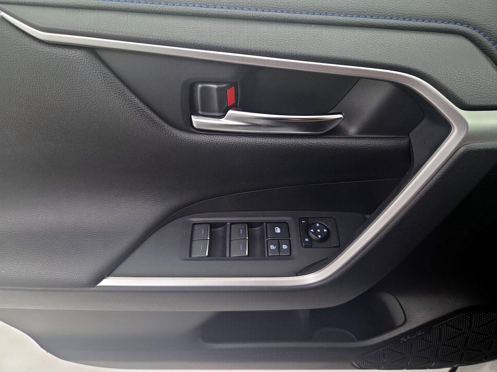 2022 Toyota RAV4 XSE - Photo 13
