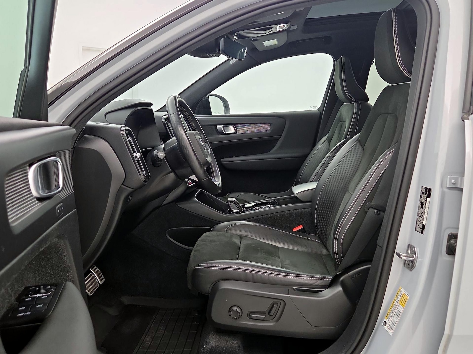 2021 Volvo XC40 R-Design - Photo 12