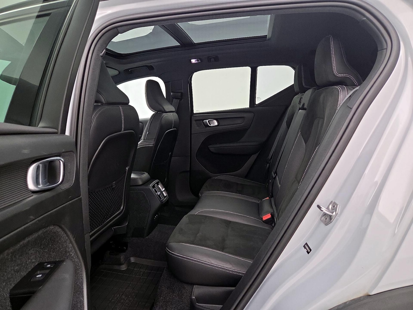 2021 Volvo XC40 R-Design - Photo 22