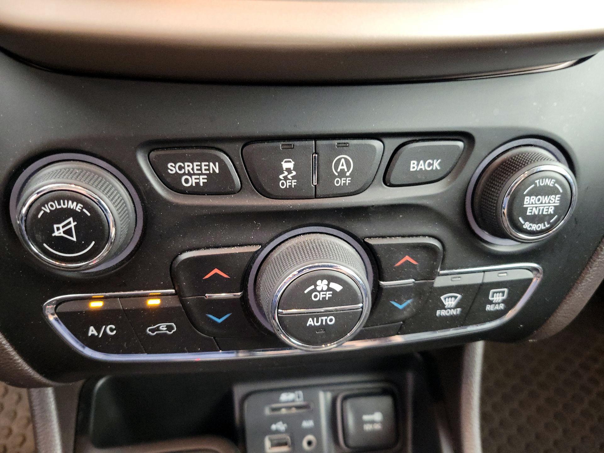 Thumbnail: 2017 Jeep Cherokee - 16