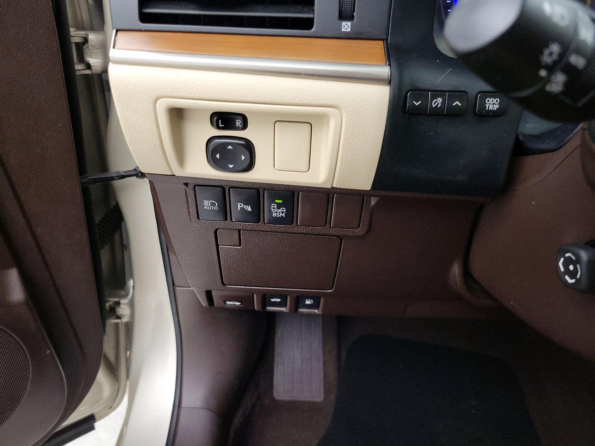 Thumbnail: 2016 Lexus ES - 13
