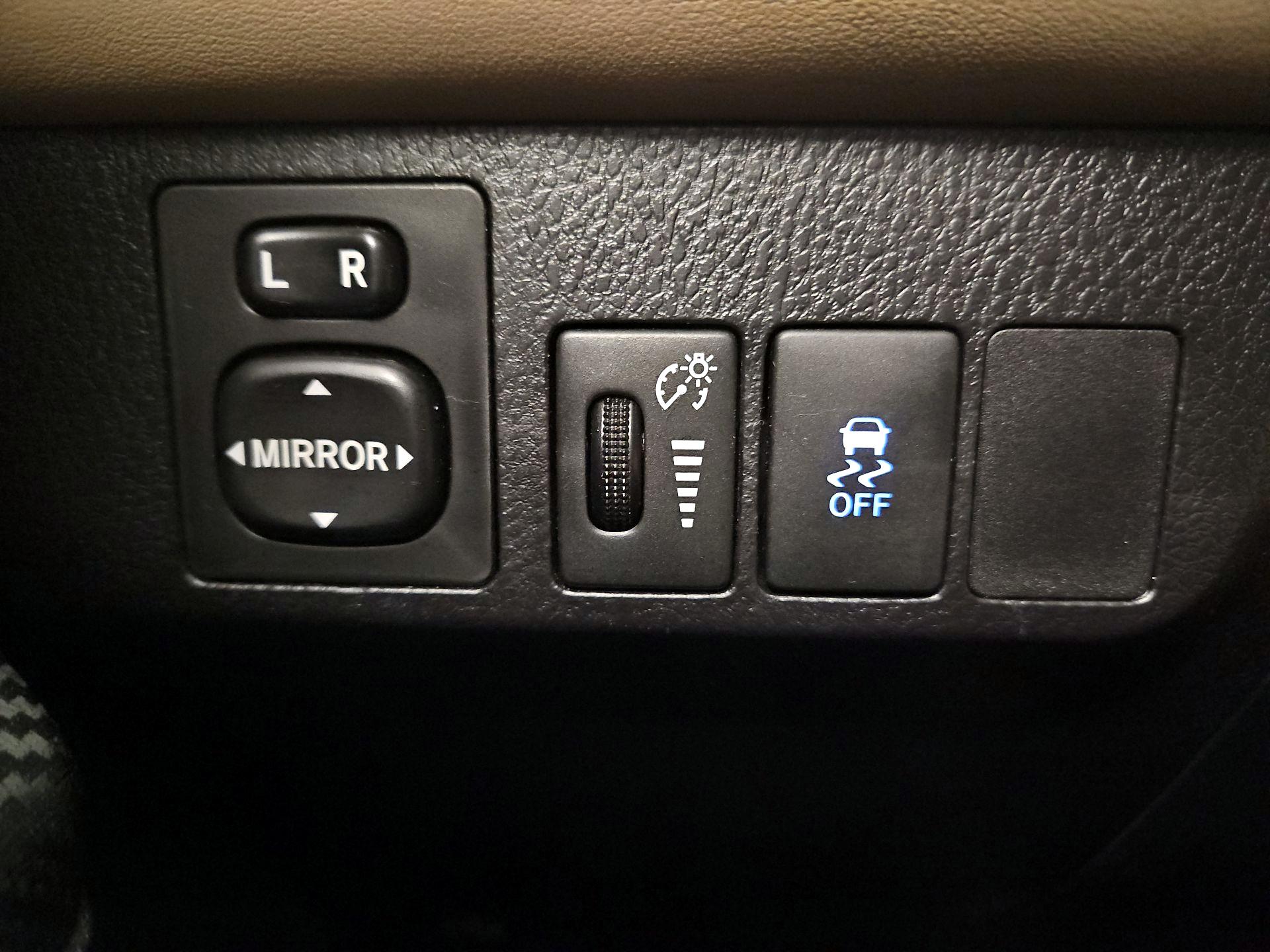 Thumbnail: 2015 Toyota RAV4 - 13