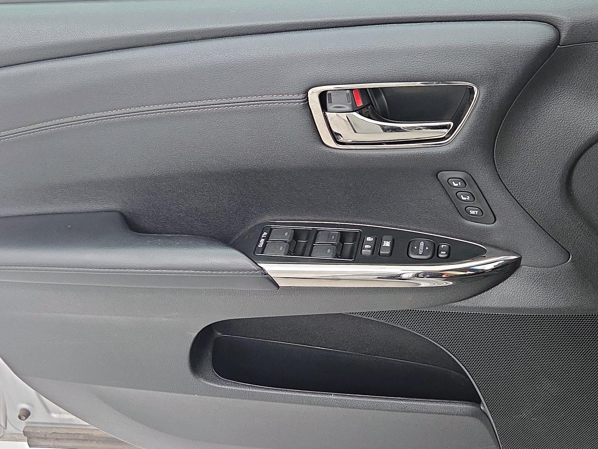 Thumbnail: 2016 Toyota Avalon - 12