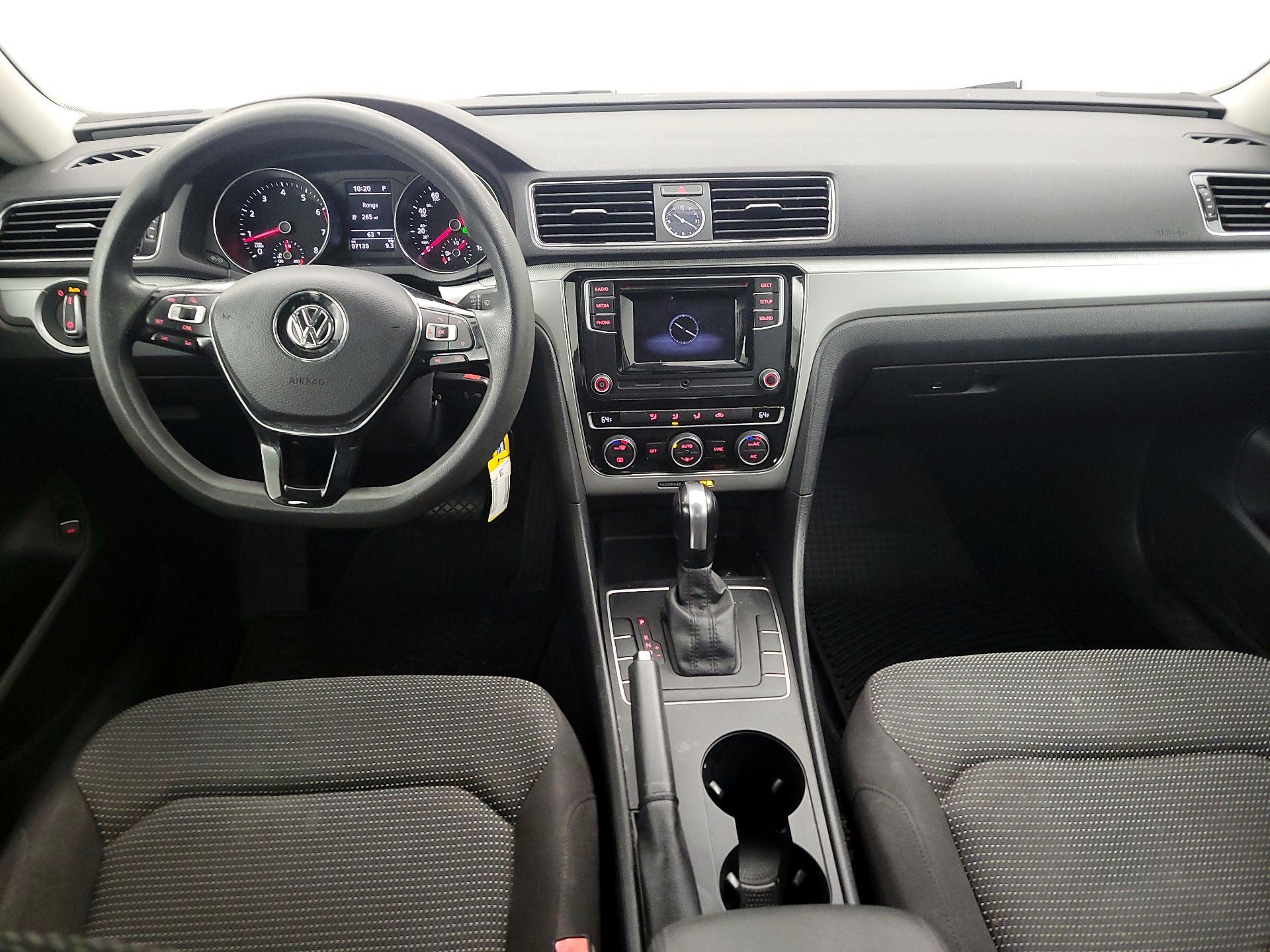 Thumbnail: 2017 Volkswagen Passat - 9