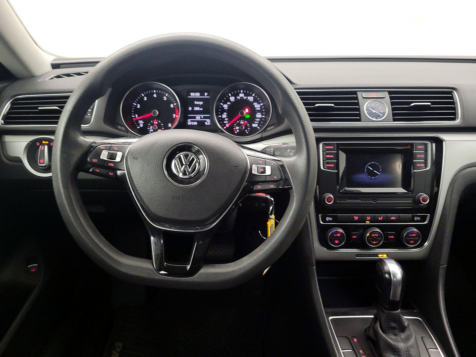 Thumbnail: 2017 Volkswagen Passat - 10