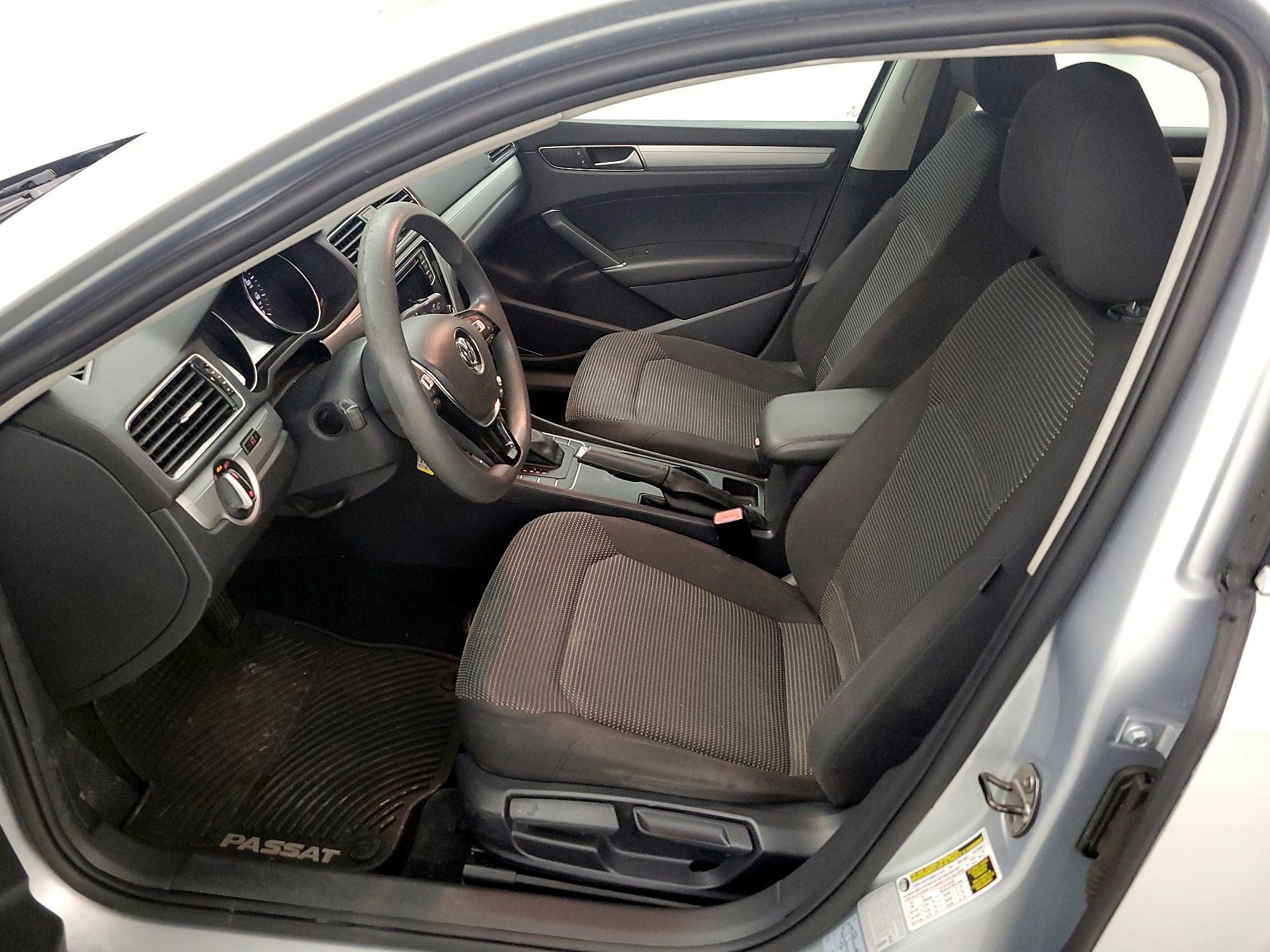 Thumbnail: 2017 Volkswagen Passat - 11