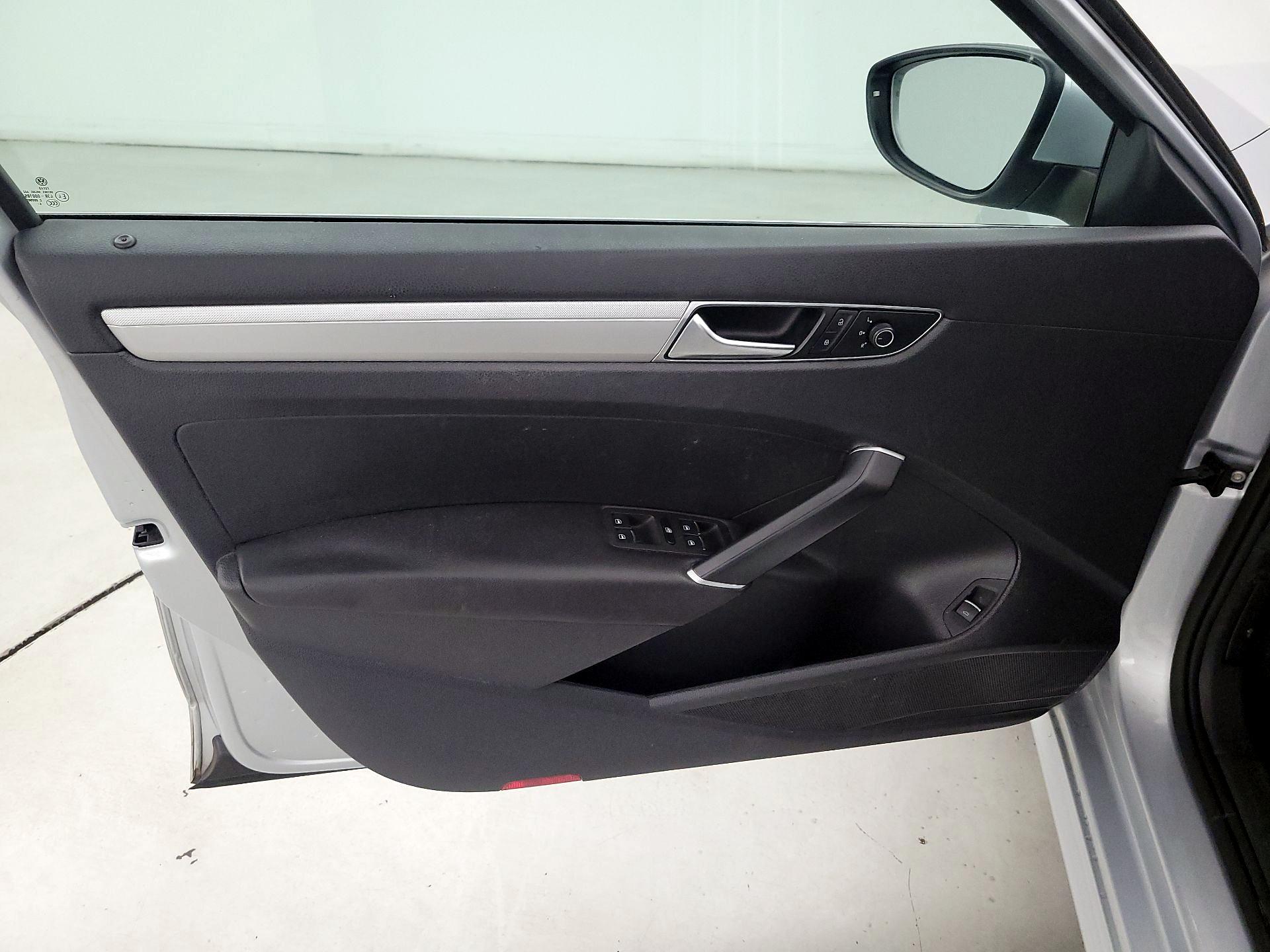 Thumbnail: 2017 Volkswagen Passat - 12