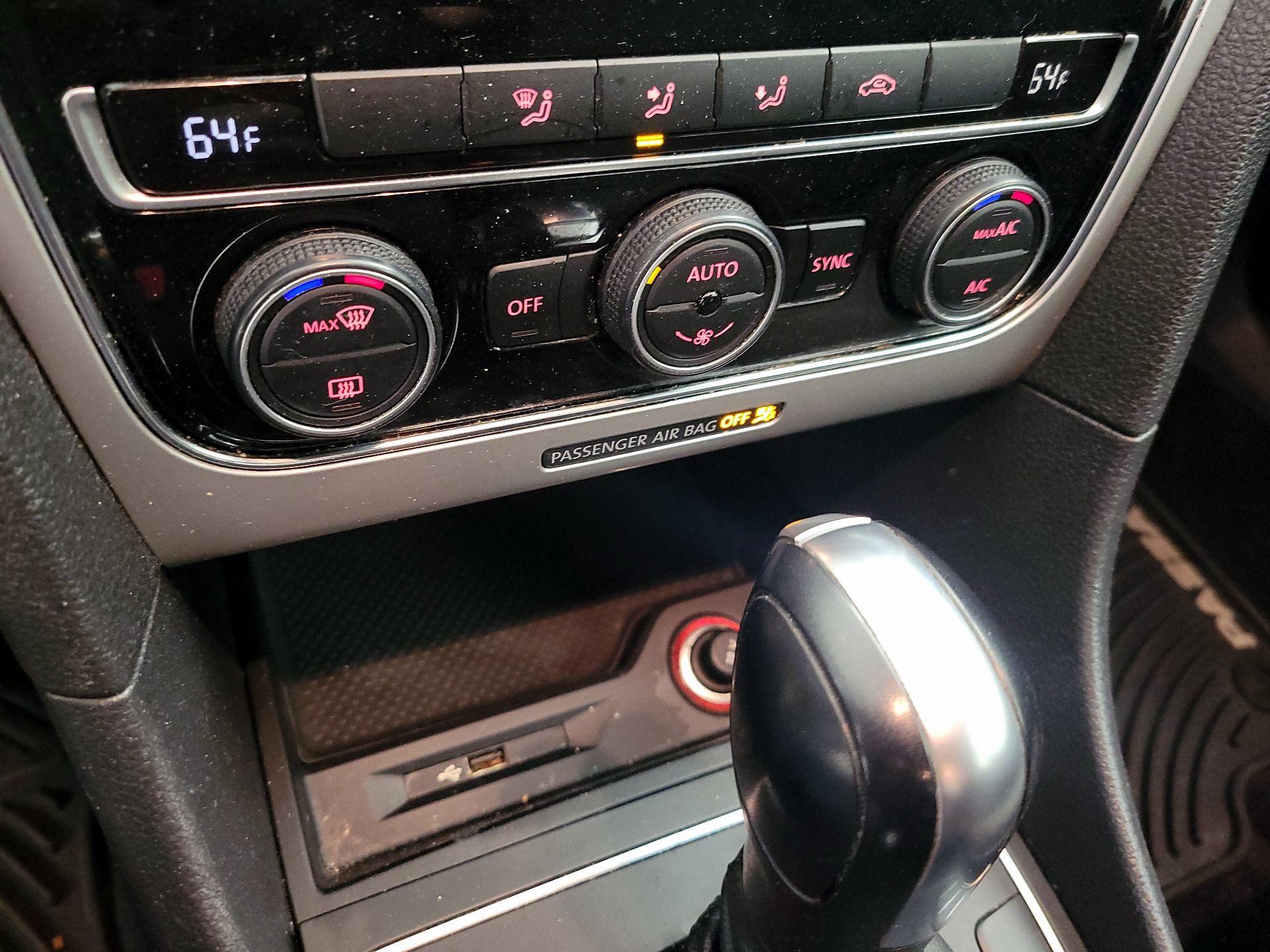 Thumbnail: 2017 Volkswagen Passat - 16