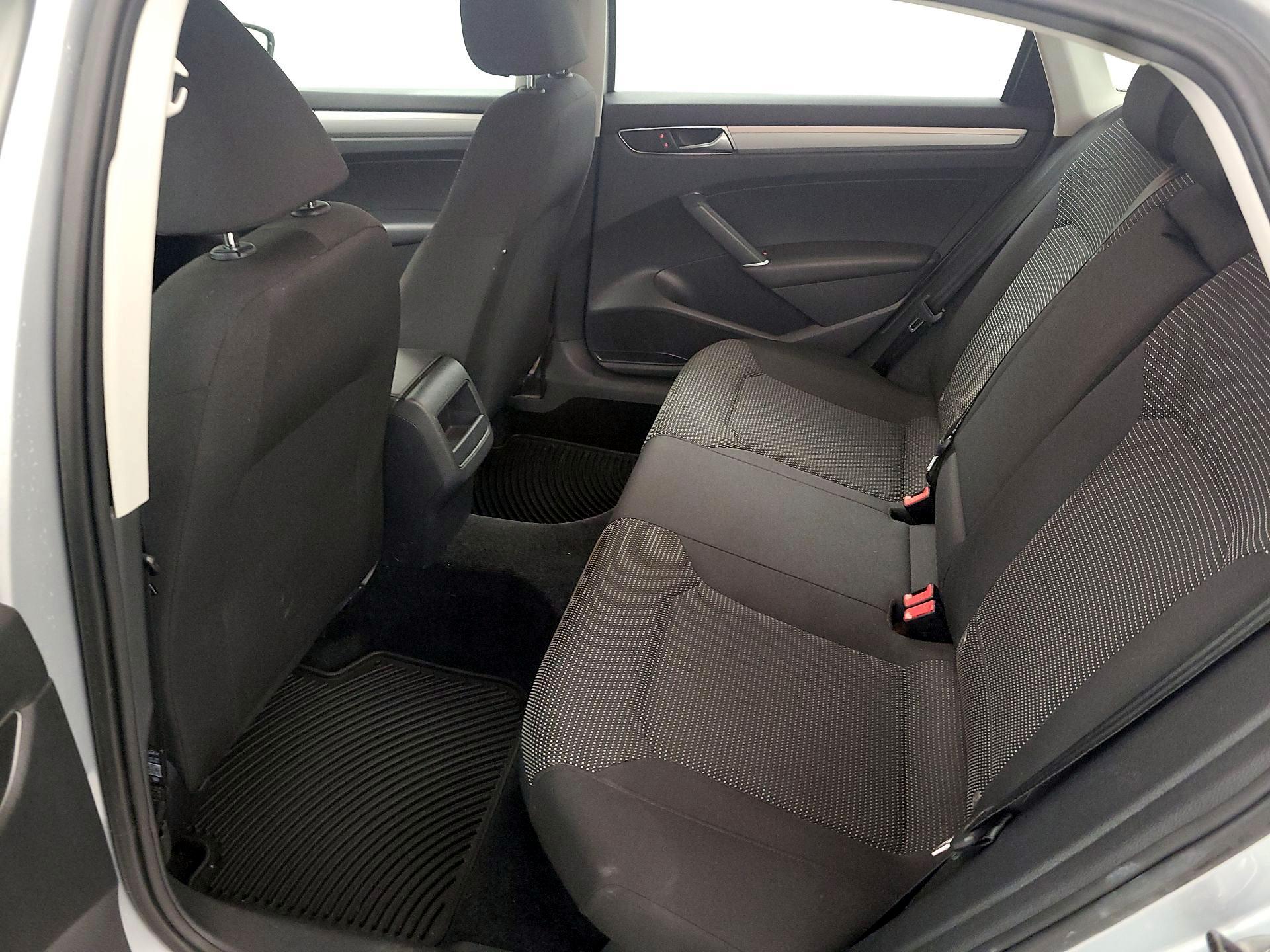 Thumbnail: 2017 Volkswagen Passat - 19