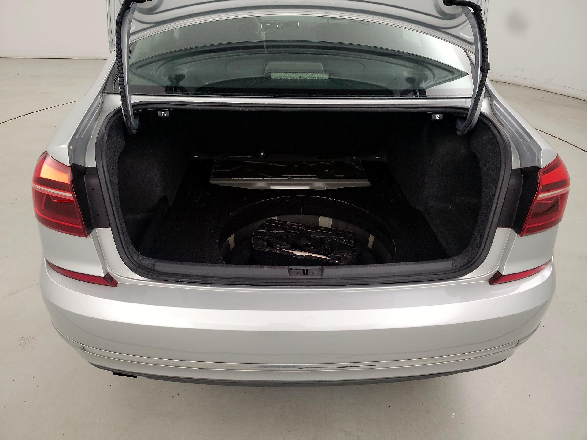 Thumbnail: 2017 Volkswagen Passat - 20