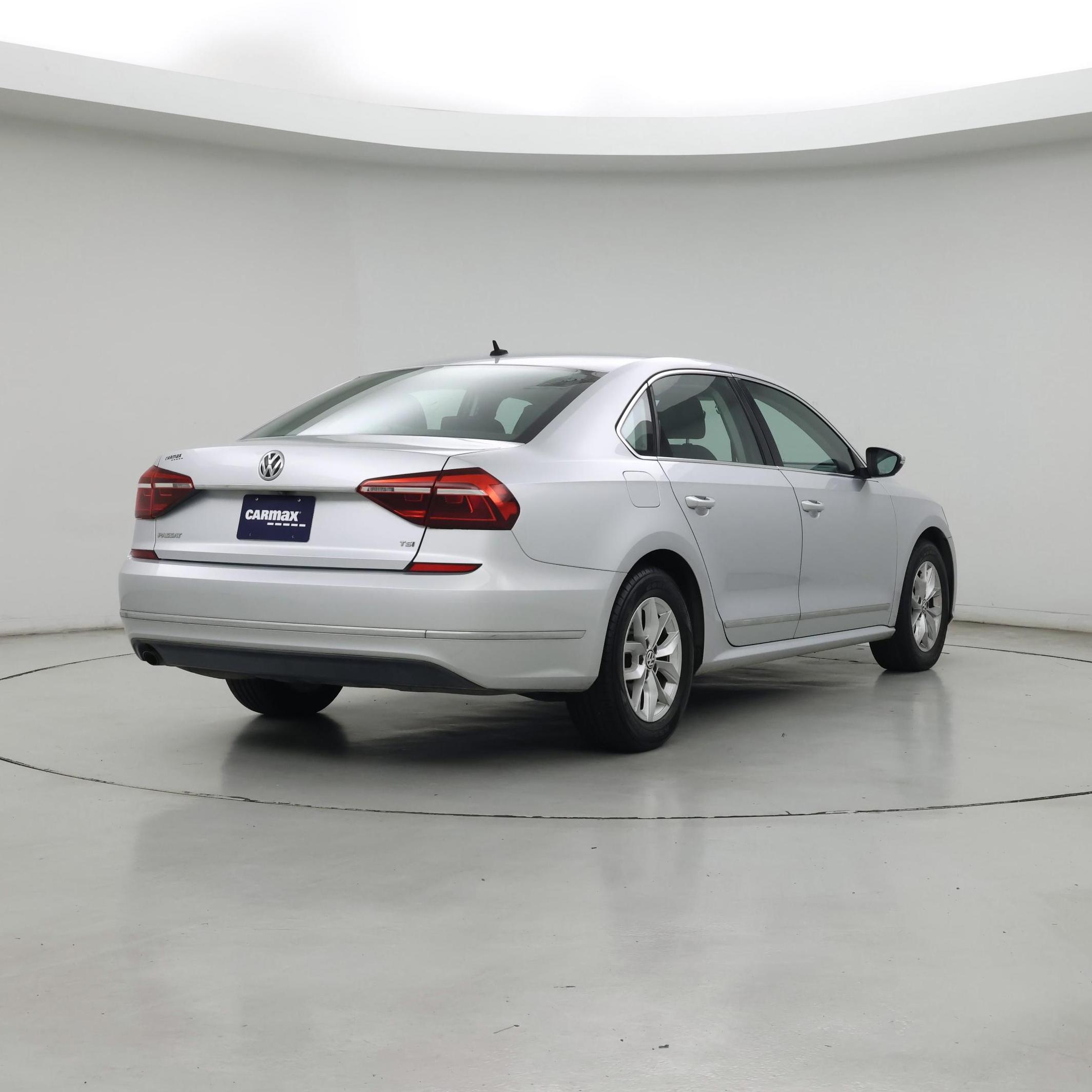 Thumbnail: 2017 Volkswagen Passat - 8