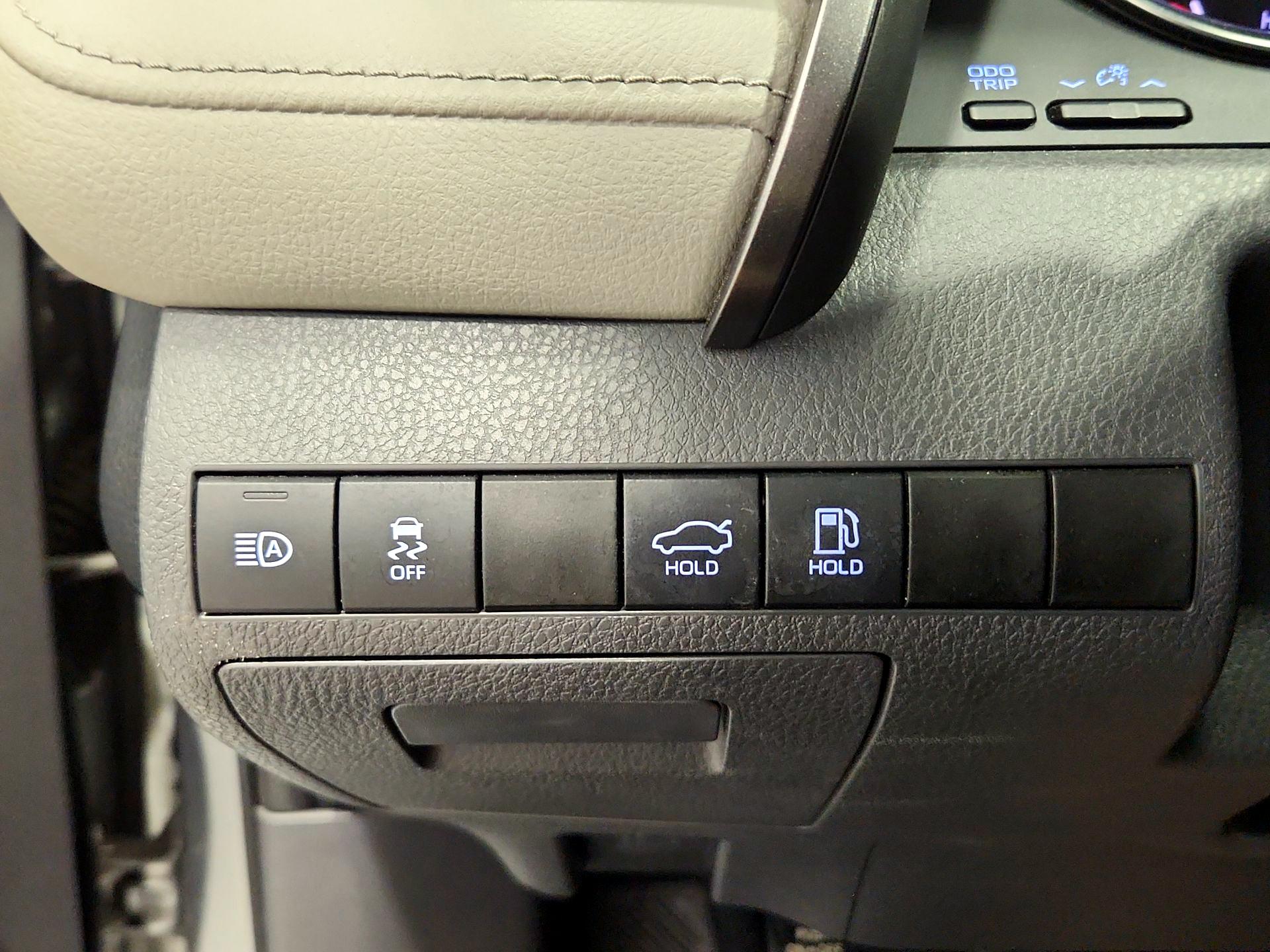 Thumbnail: 2020 Toyota Camry - 13