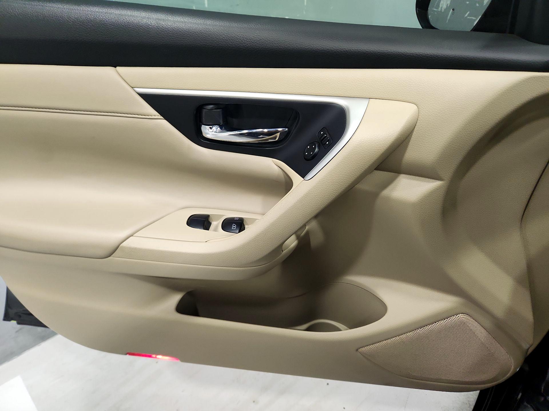 Thumbnail: 2016 Nissan Altima - 12