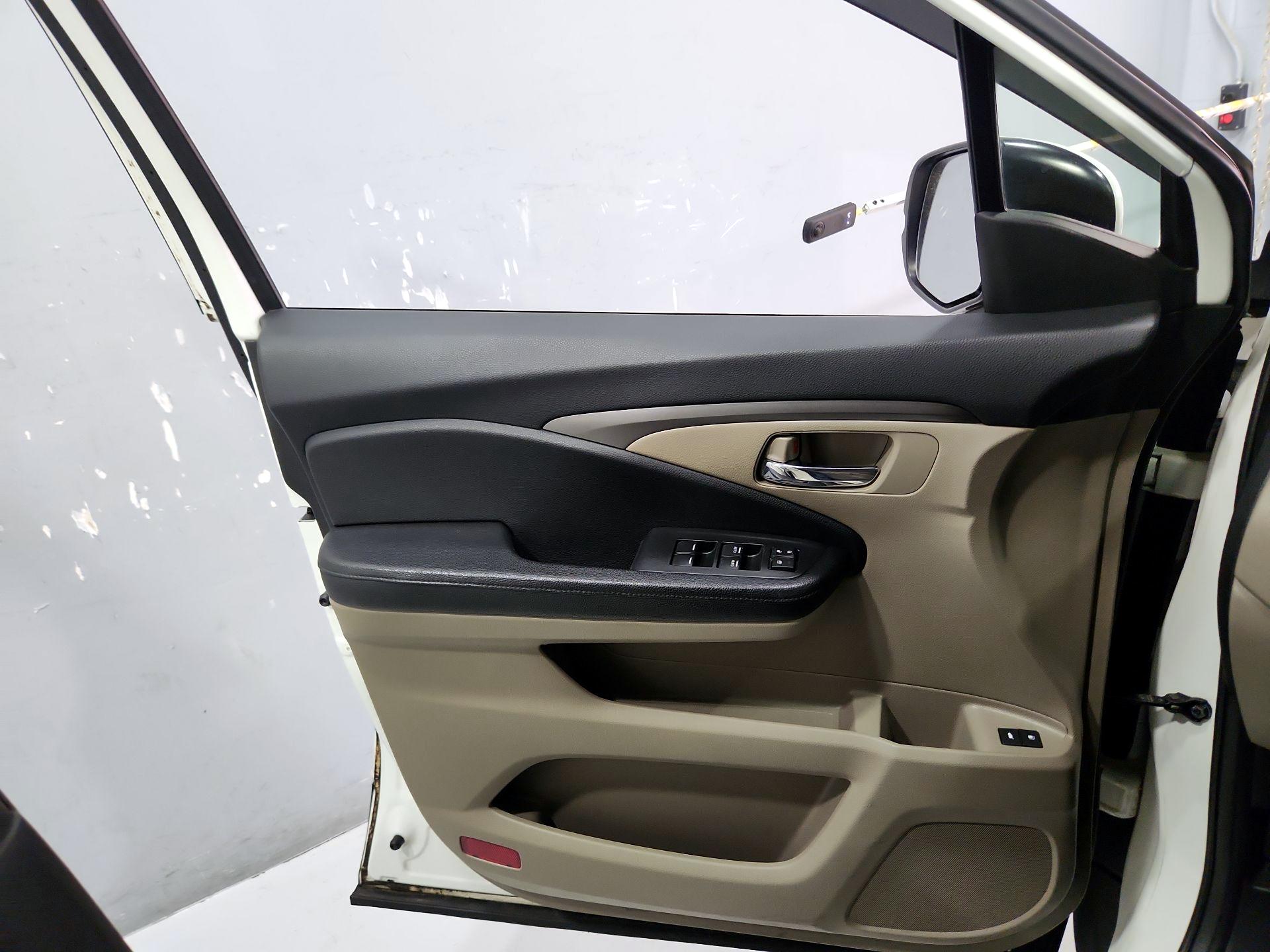 Thumbnail: 2017 Honda Pilot - 12