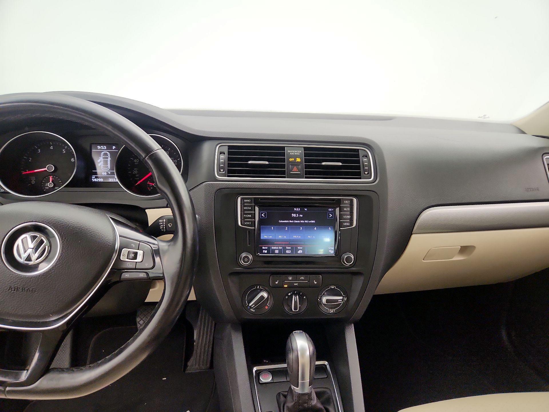 Thumbnail: 2017 Volkswagen Jetta - 9