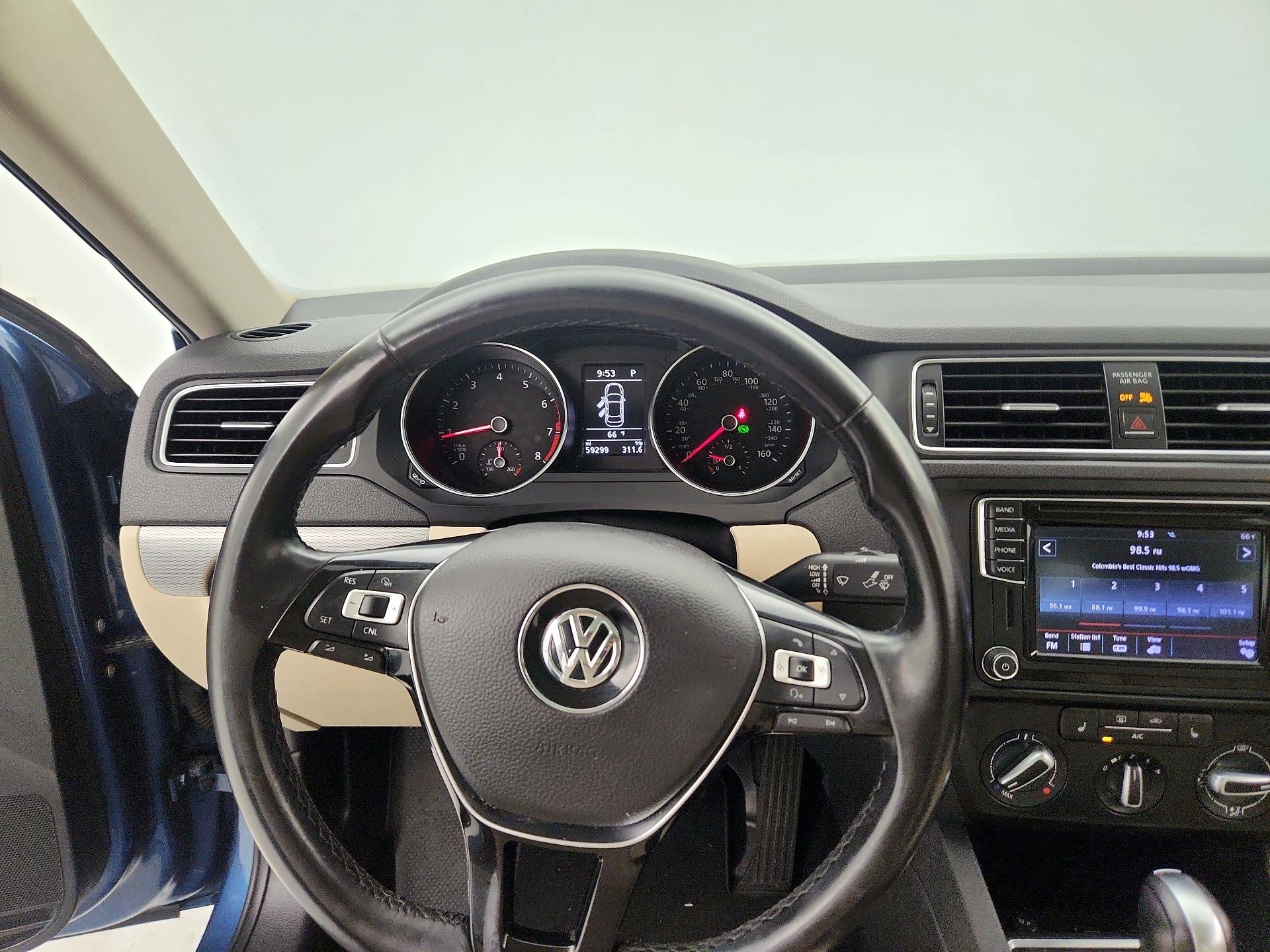 Thumbnail: 2017 Volkswagen Jetta - 10