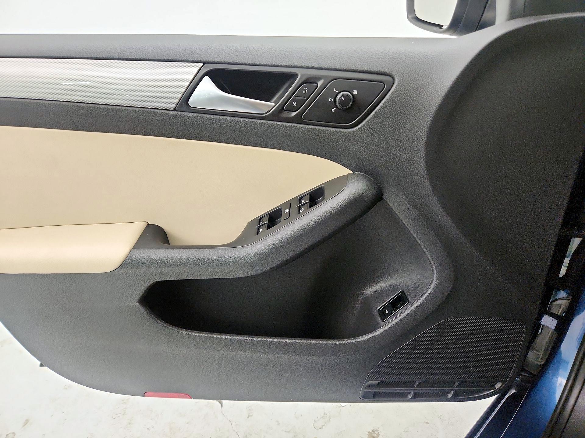 Thumbnail: 2017 Volkswagen Jetta - 12