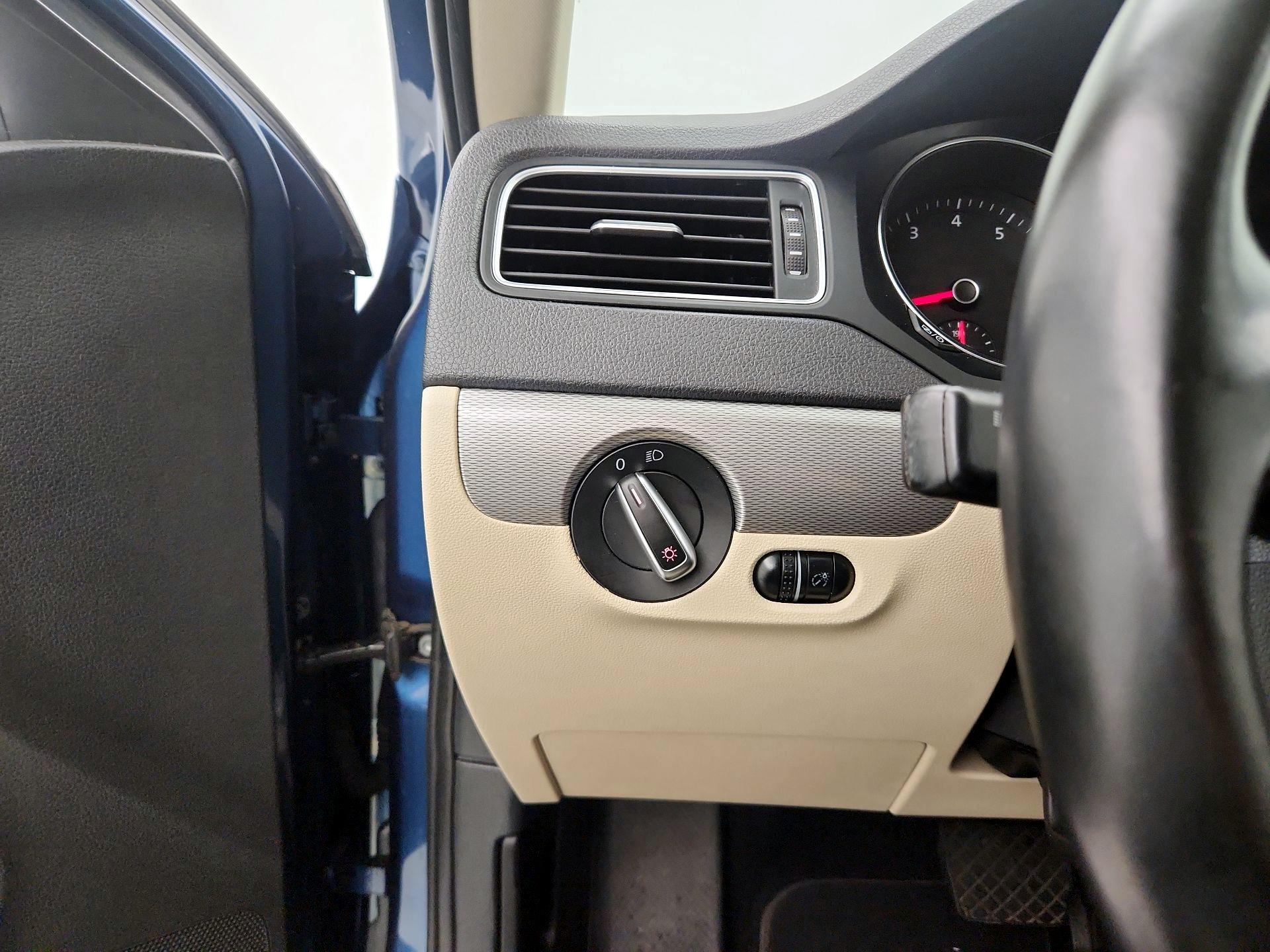 Thumbnail: 2017 Volkswagen Jetta - 13