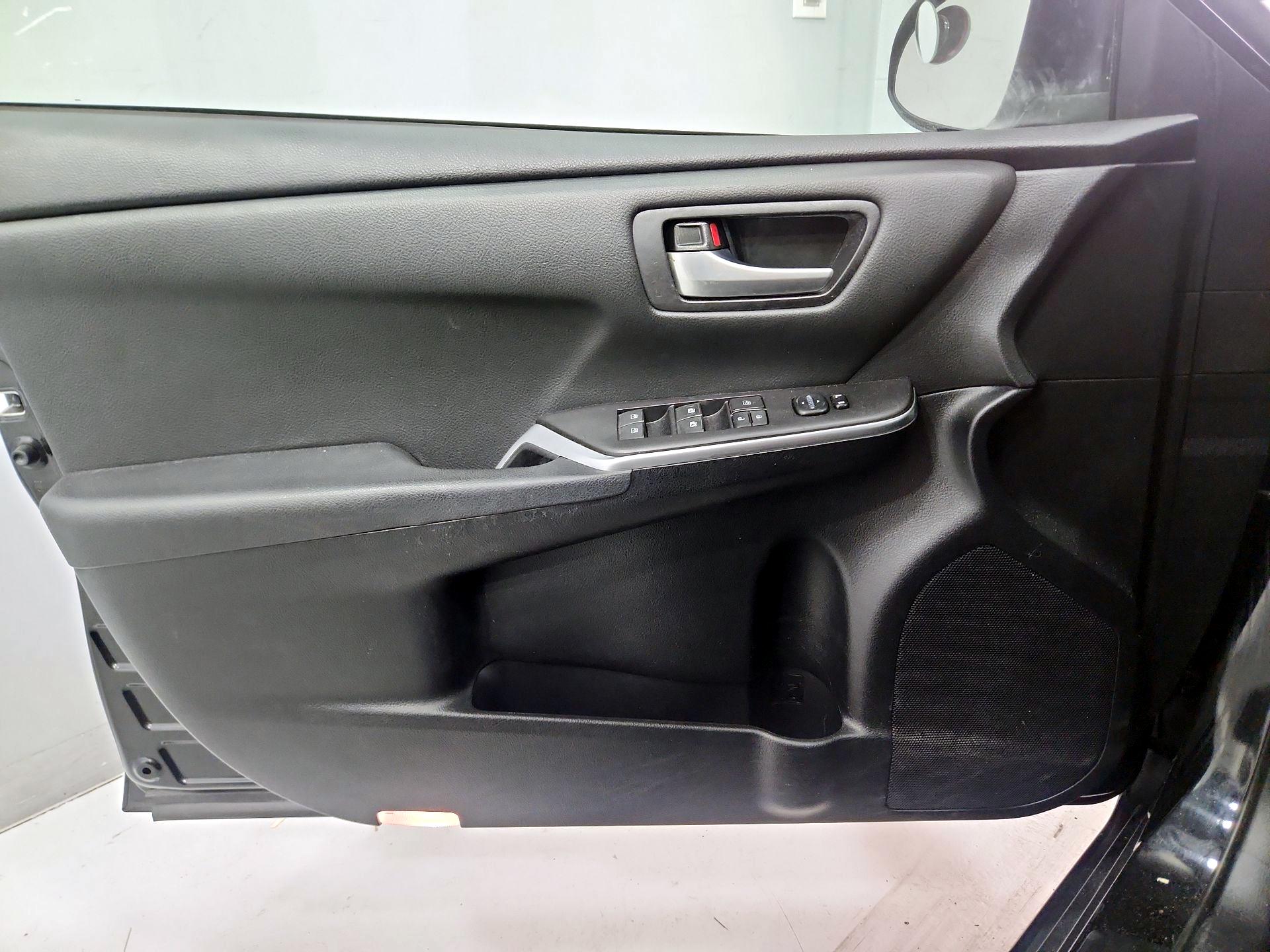 Thumbnail: 2015 Toyota Camry - 12
