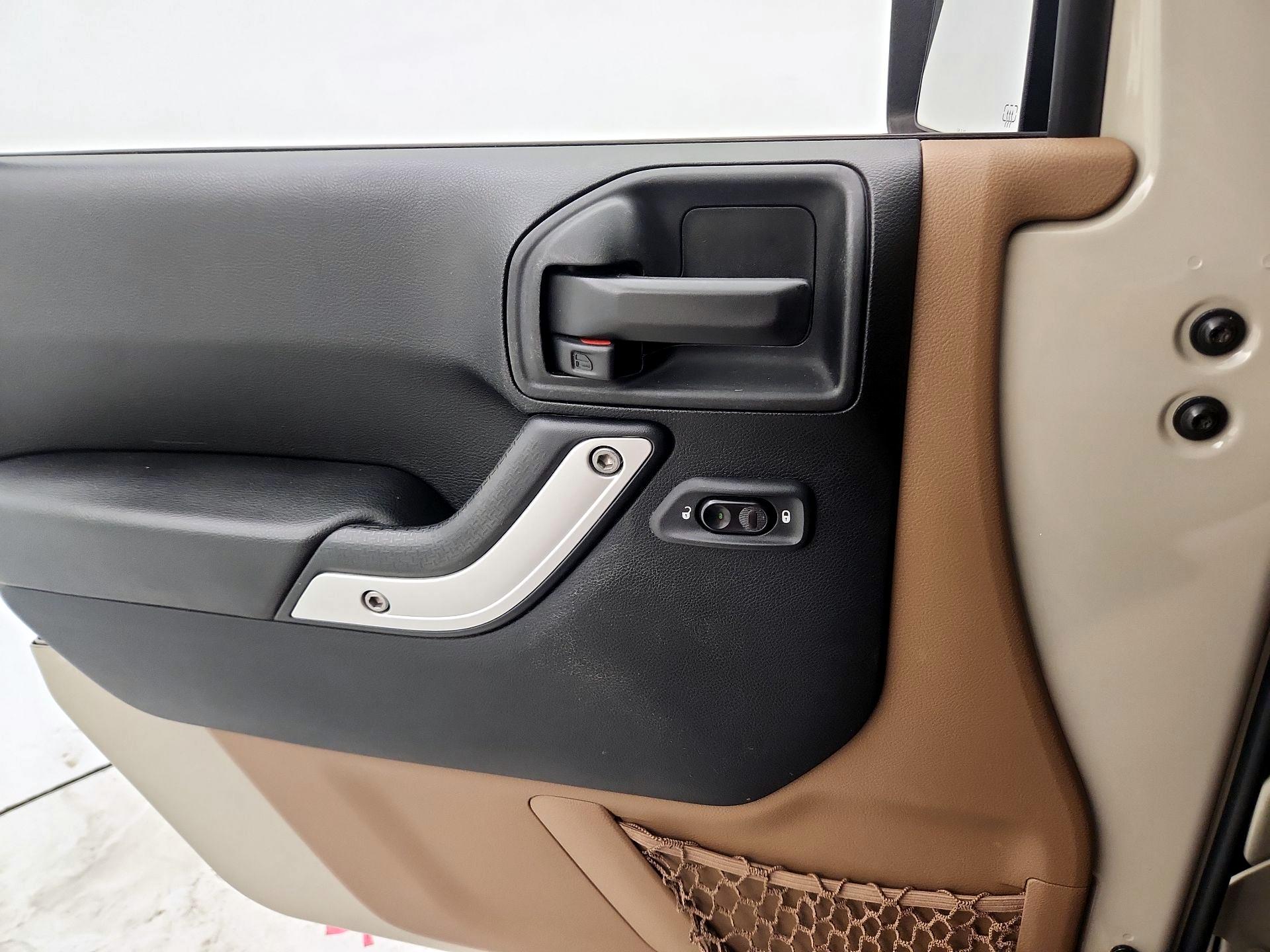 Thumbnail: 2017 Jeep Wrangler - 12