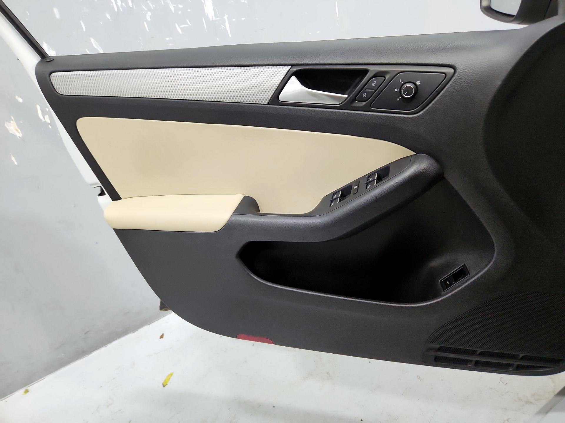 Thumbnail: 2015 Volkswagen Jetta - 12