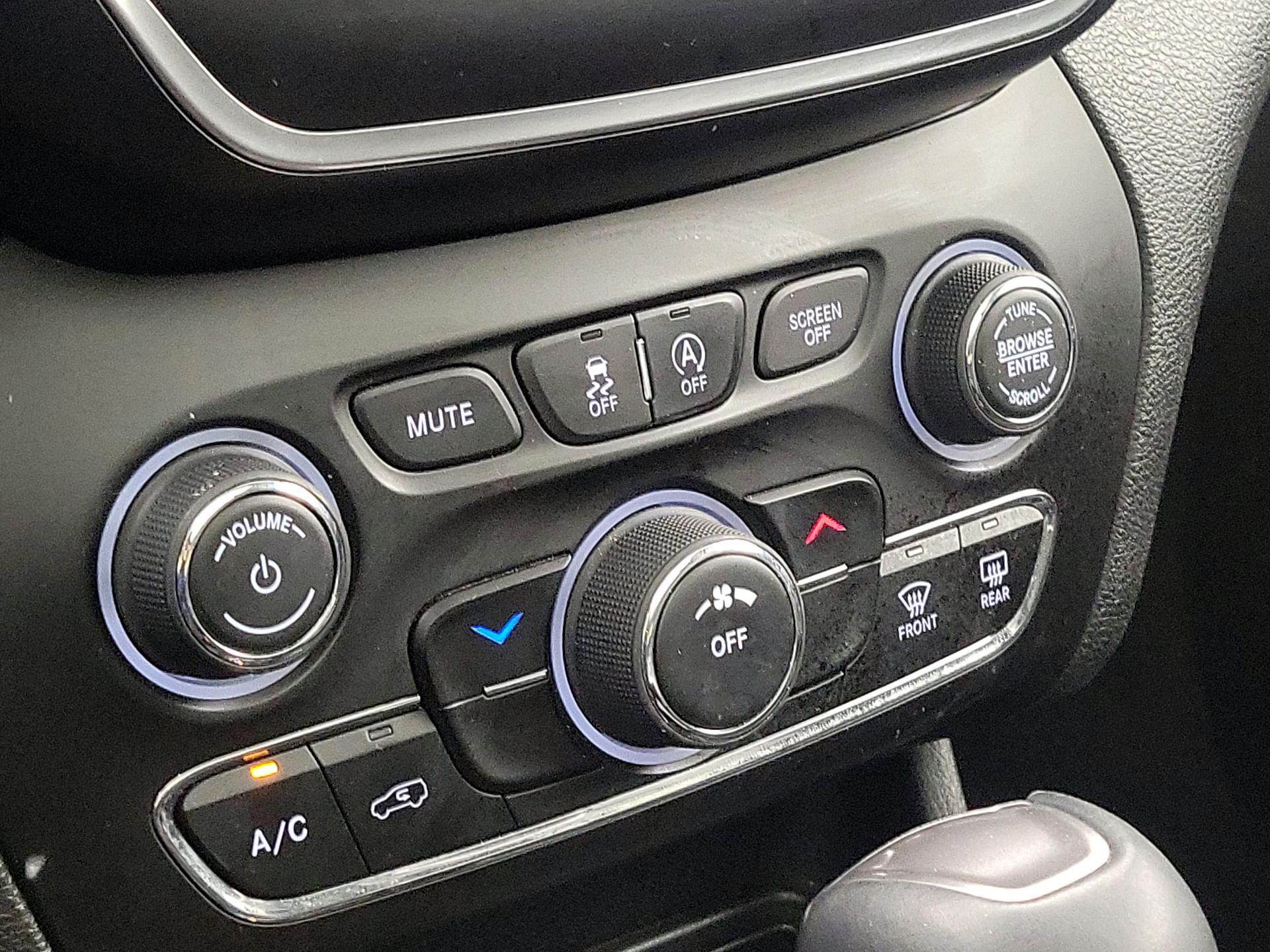 Thumbnail: 2021 Jeep Cherokee - 16