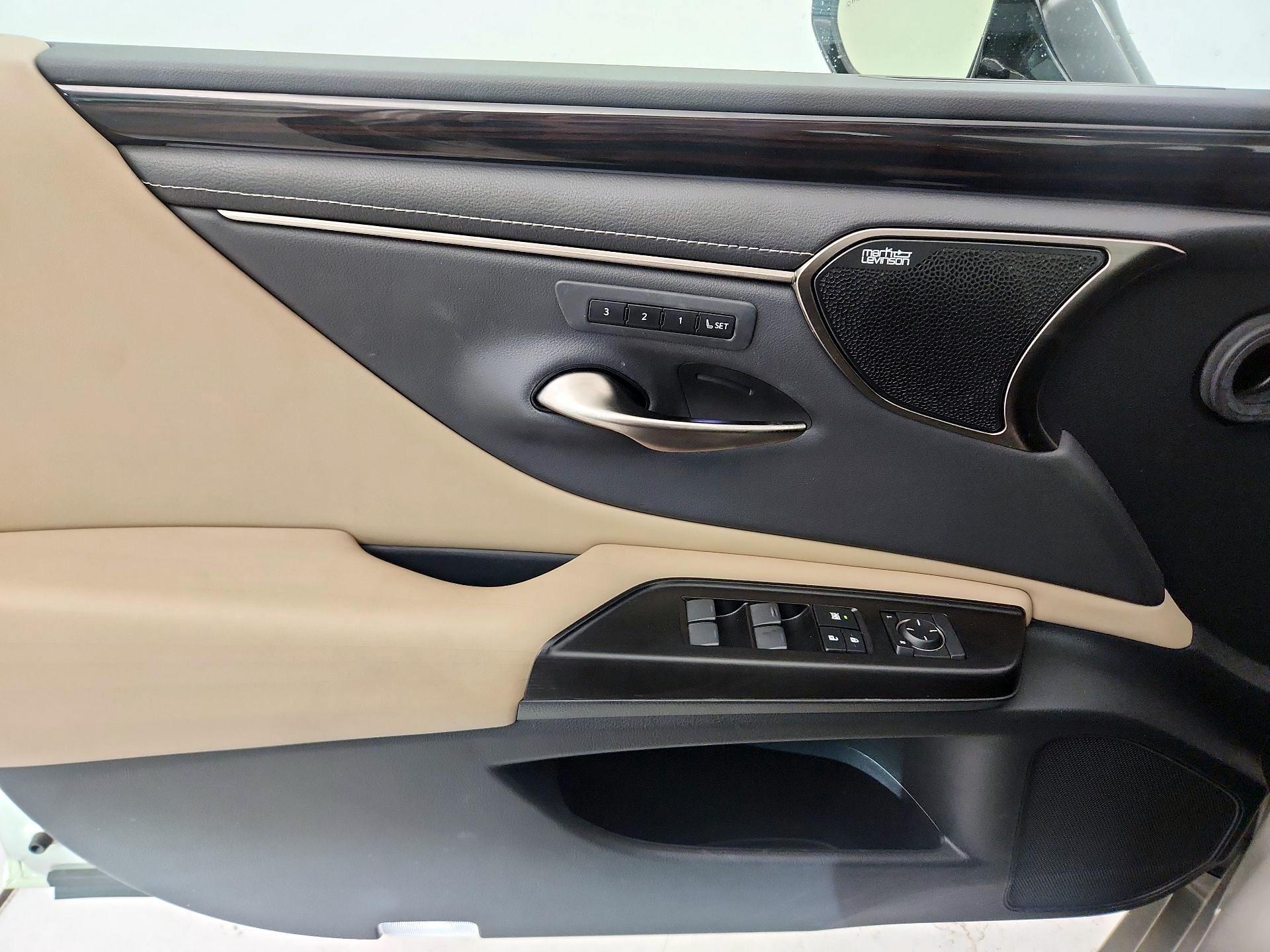 Thumbnail: 2019 Lexus ES - 10