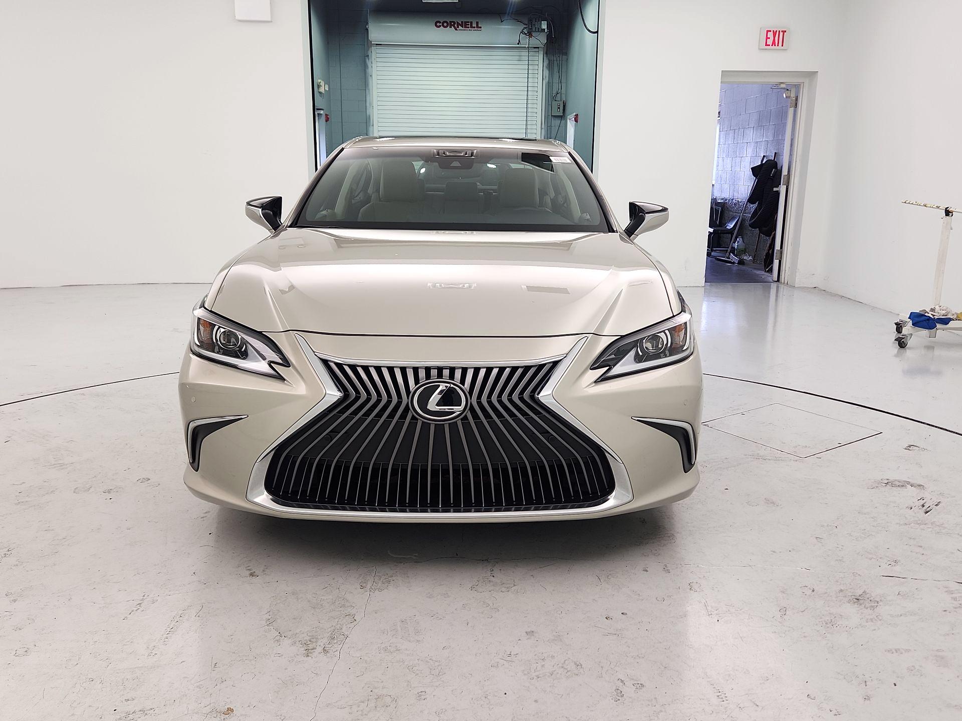 Thumbnail: 2019 Lexus ES - 2