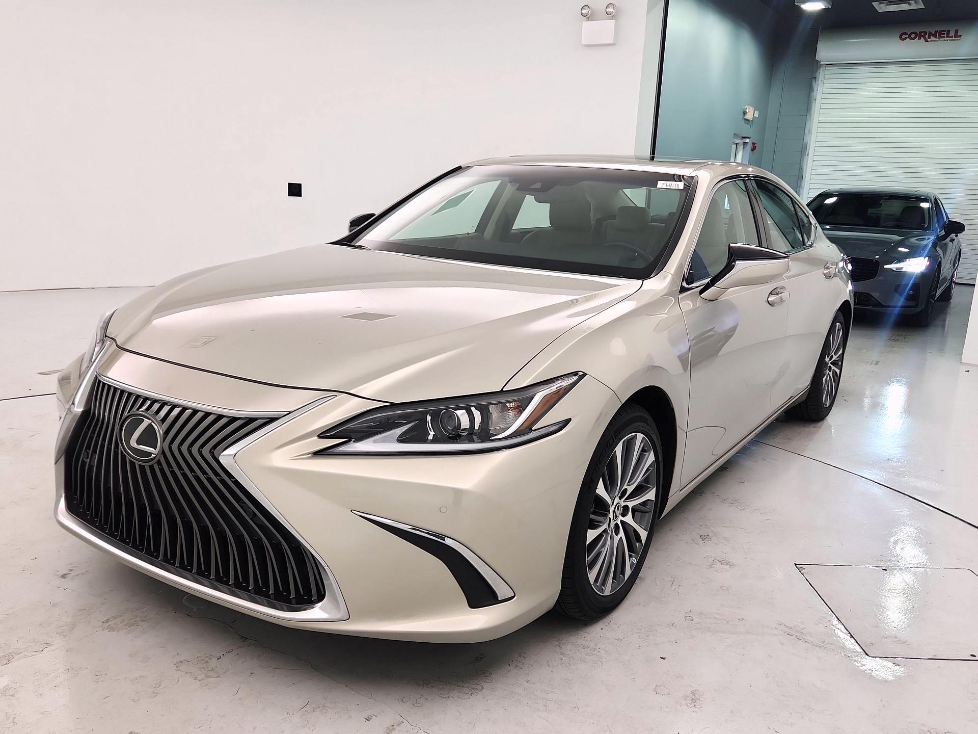 Thumbnail: 2019 Lexus ES - 3